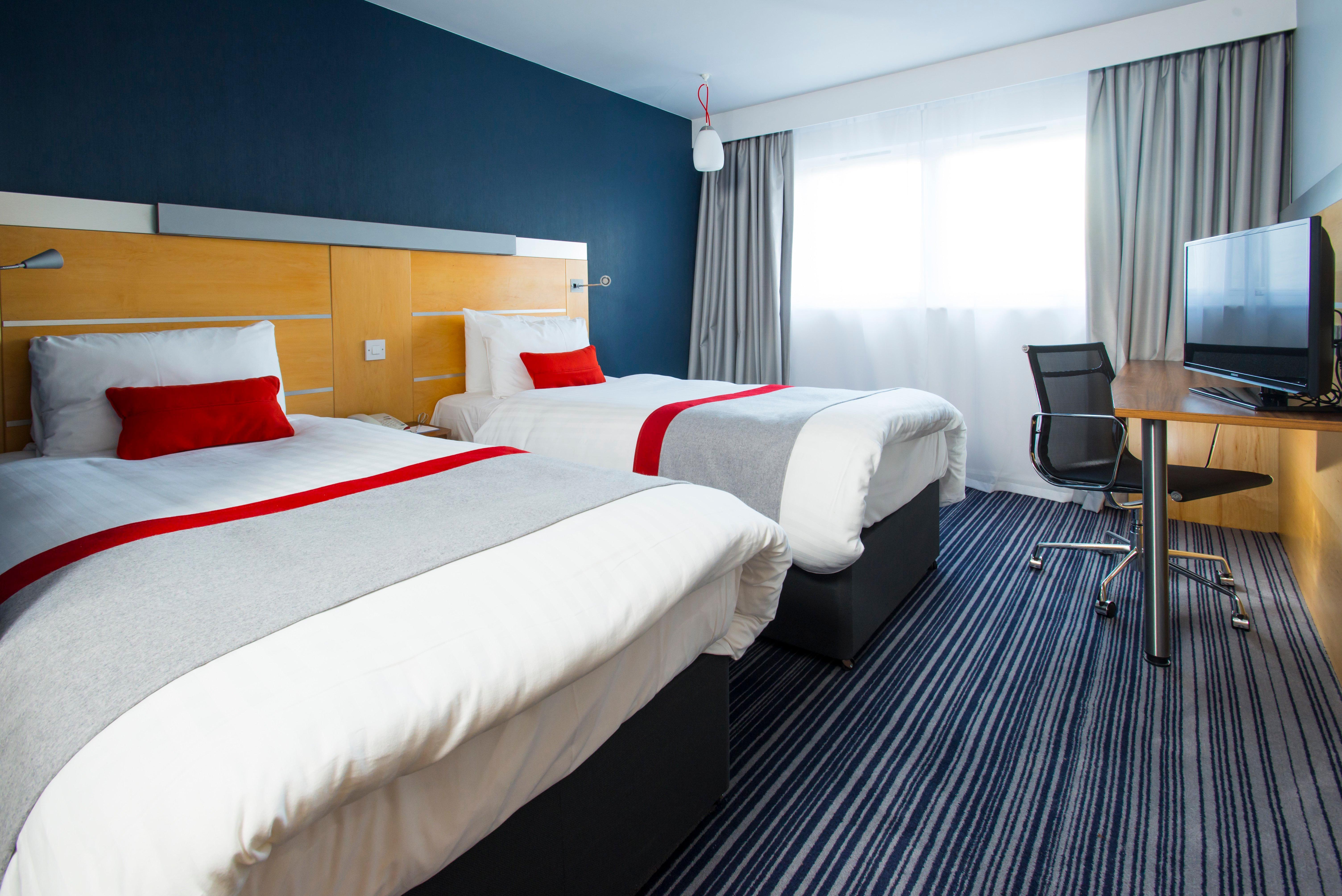 Holiday Inn Express London - Epsom Downs By Ihg Eksteriør bilde