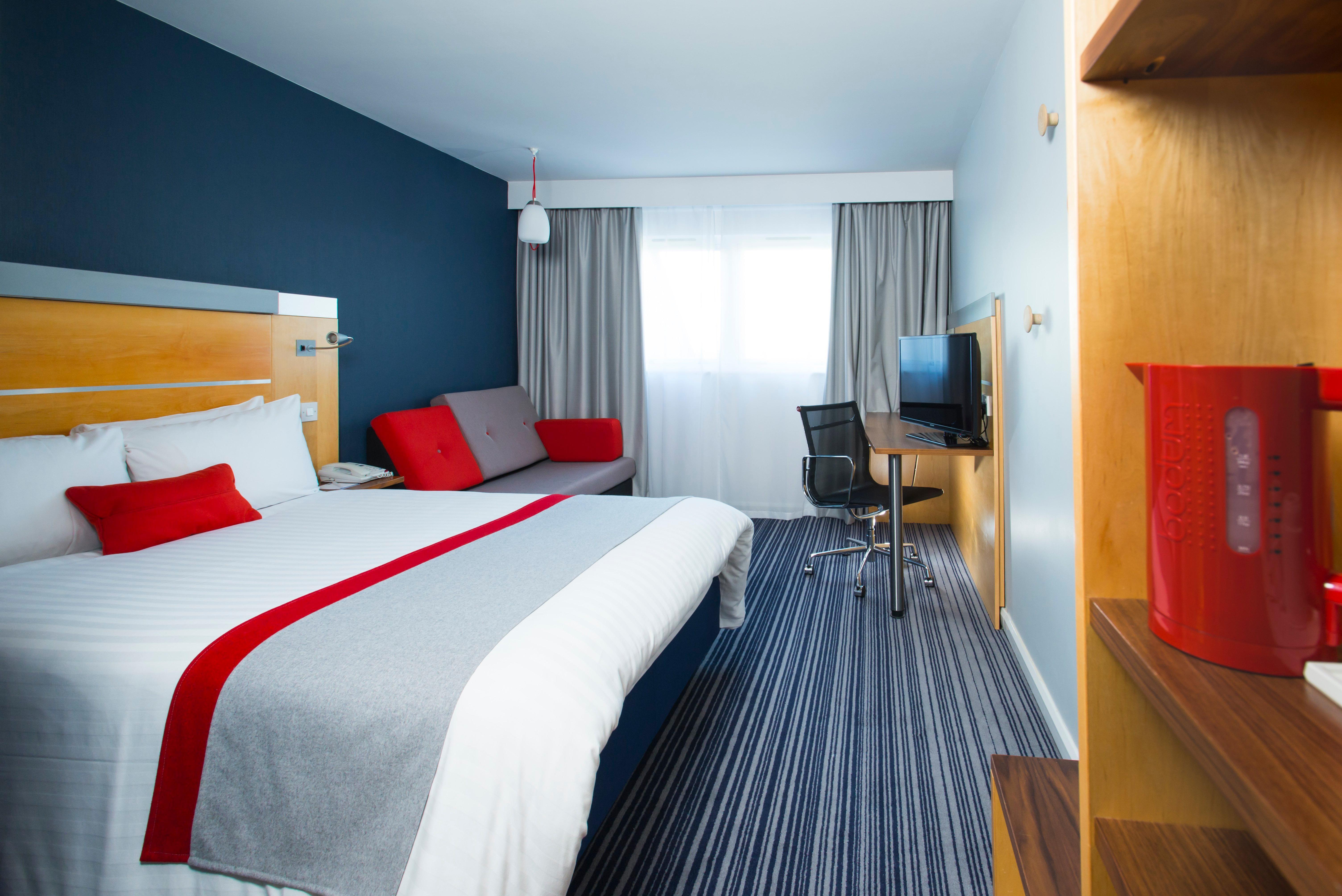 Holiday Inn Express London - Epsom Downs By Ihg Eksteriør bilde