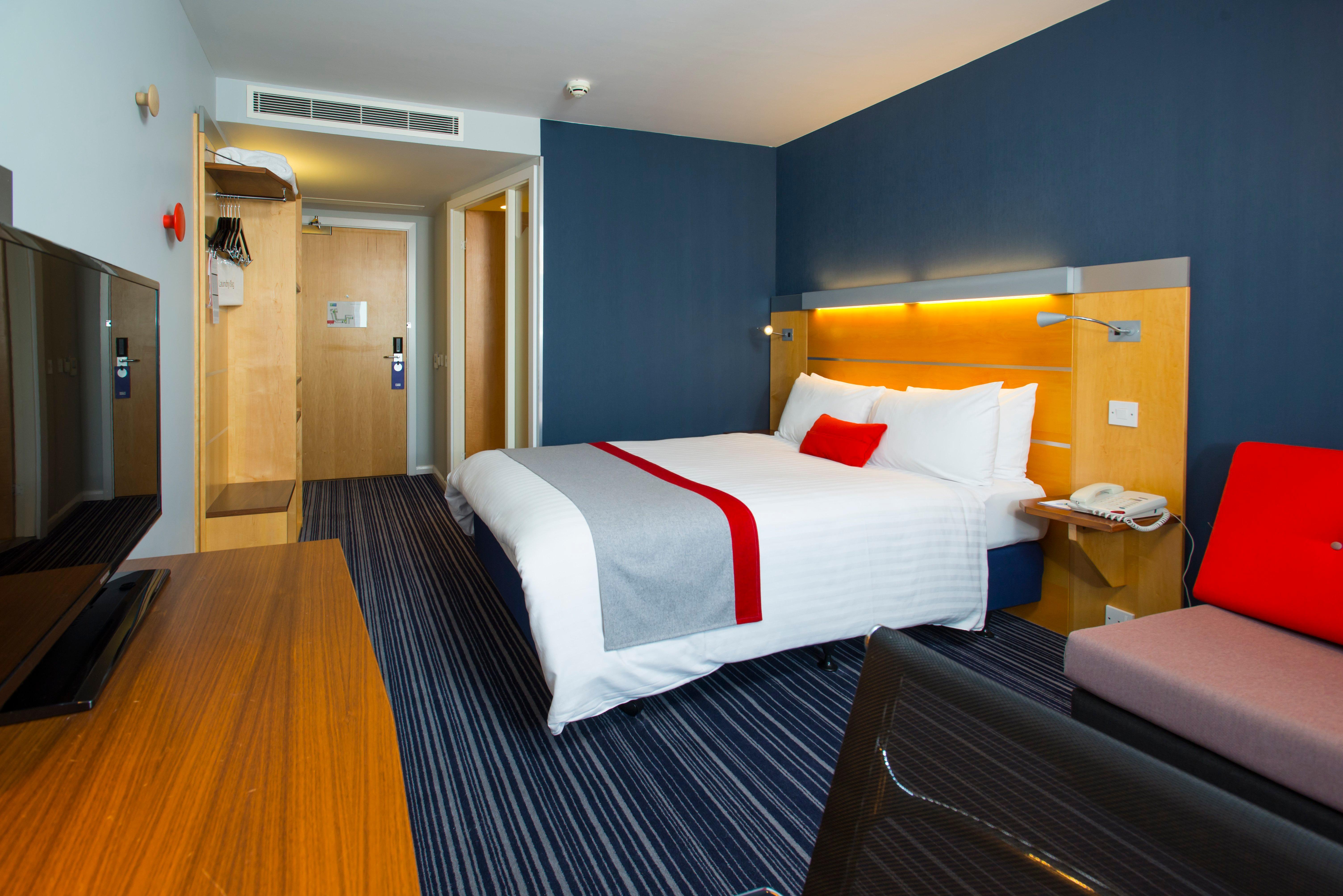 Holiday Inn Express London - Epsom Downs By Ihg Eksteriør bilde