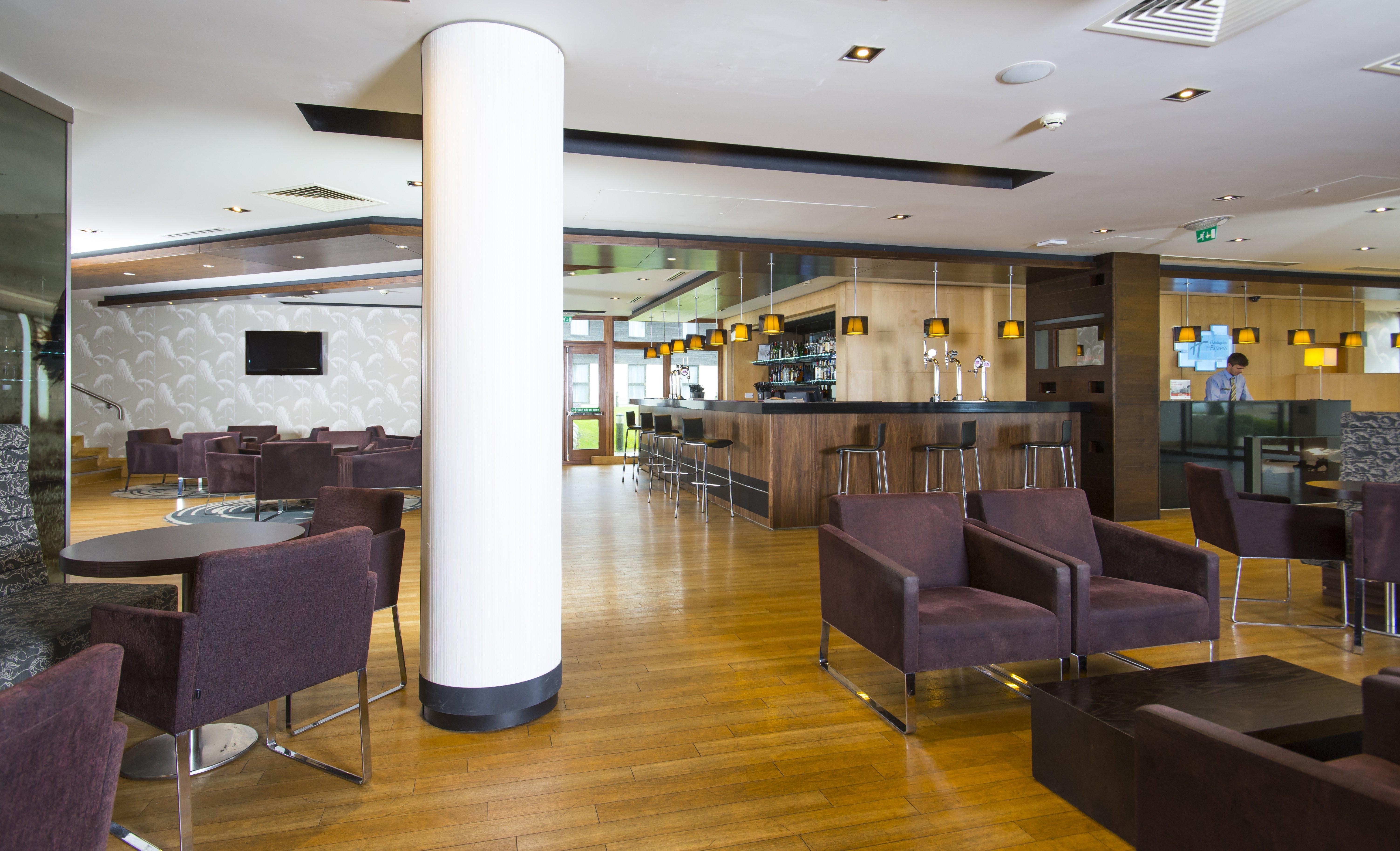 Holiday Inn Express London - Epsom Downs By Ihg Eksteriør bilde