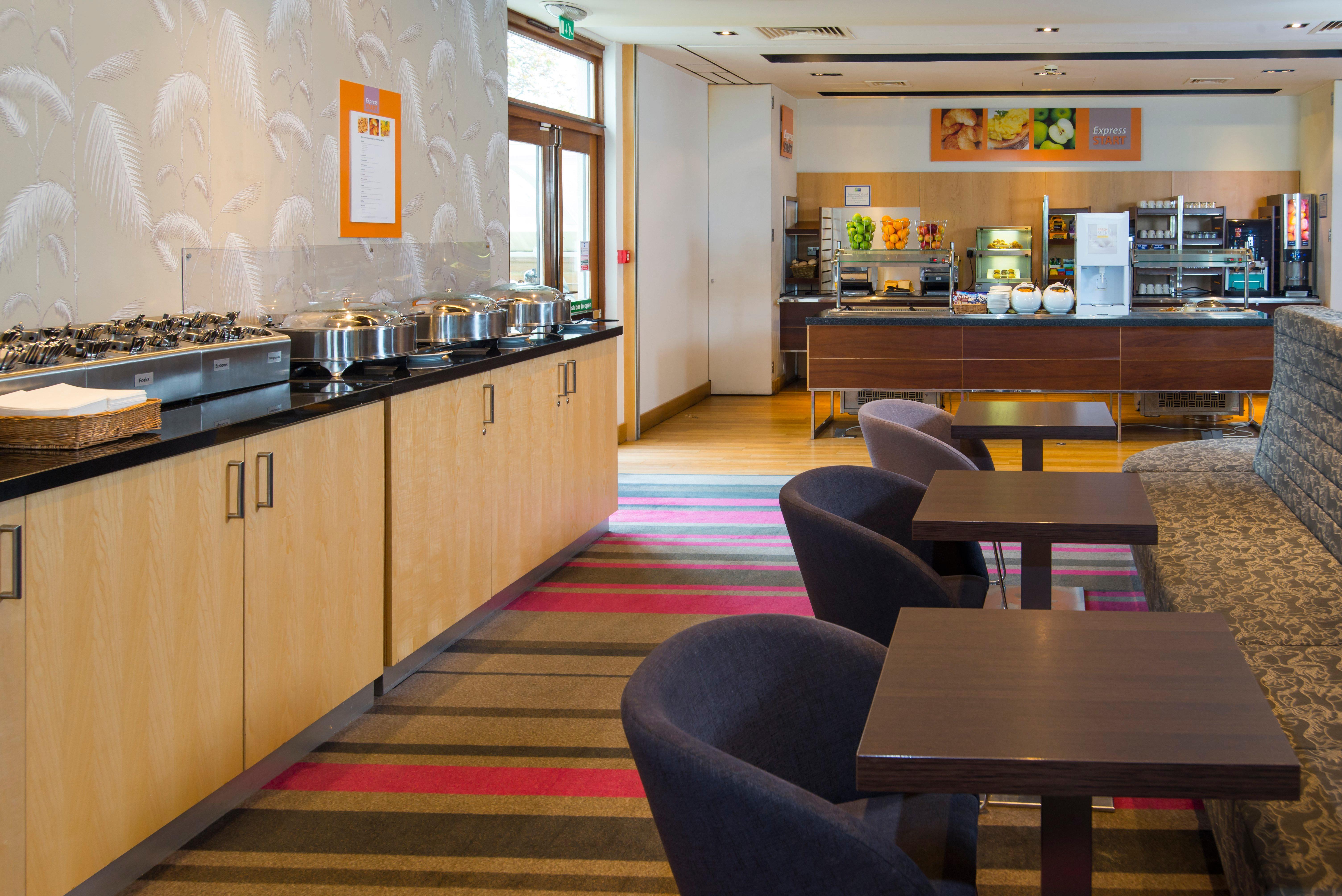 Holiday Inn Express London - Epsom Downs By Ihg Eksteriør bilde