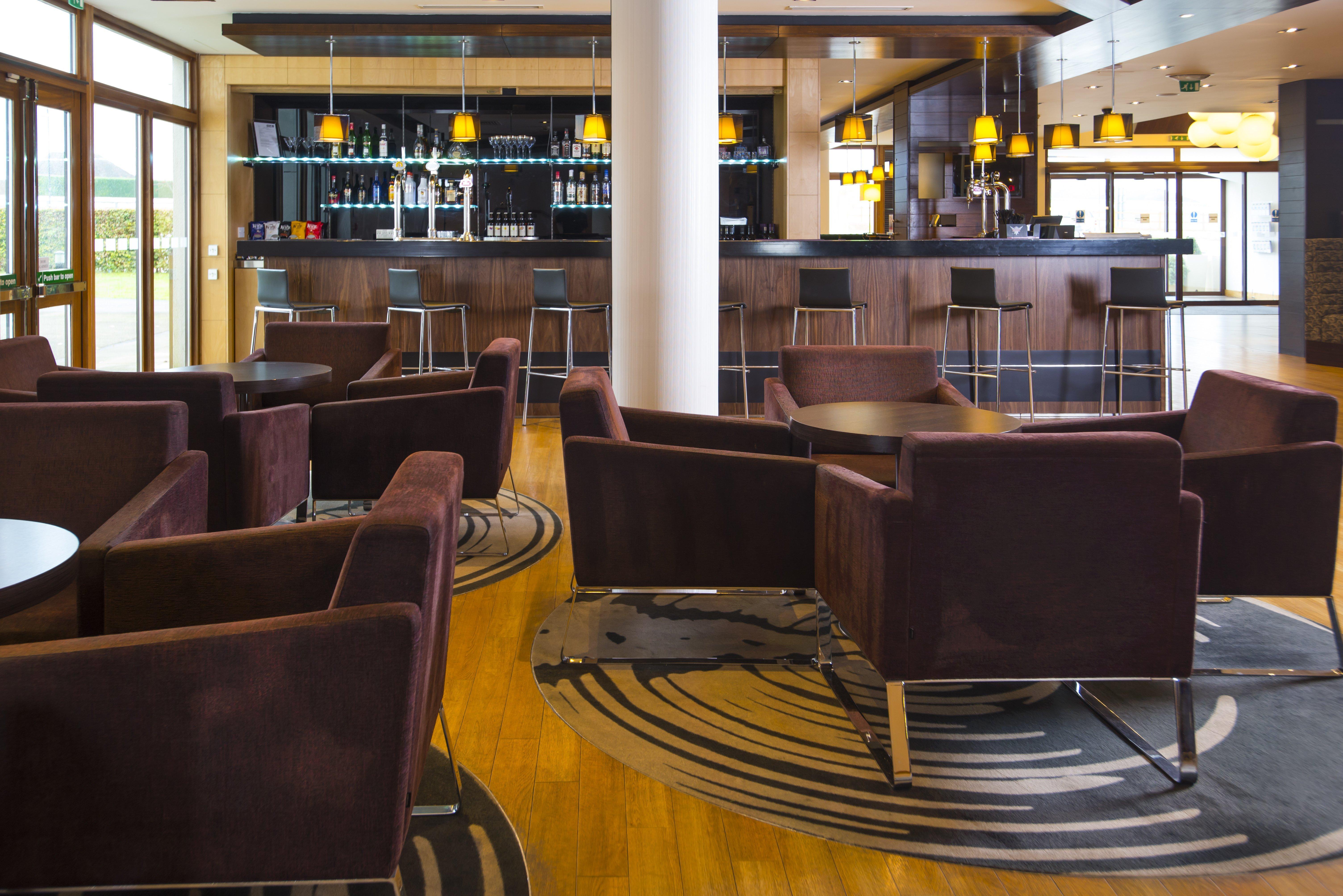 Holiday Inn Express London - Epsom Downs By Ihg Eksteriør bilde