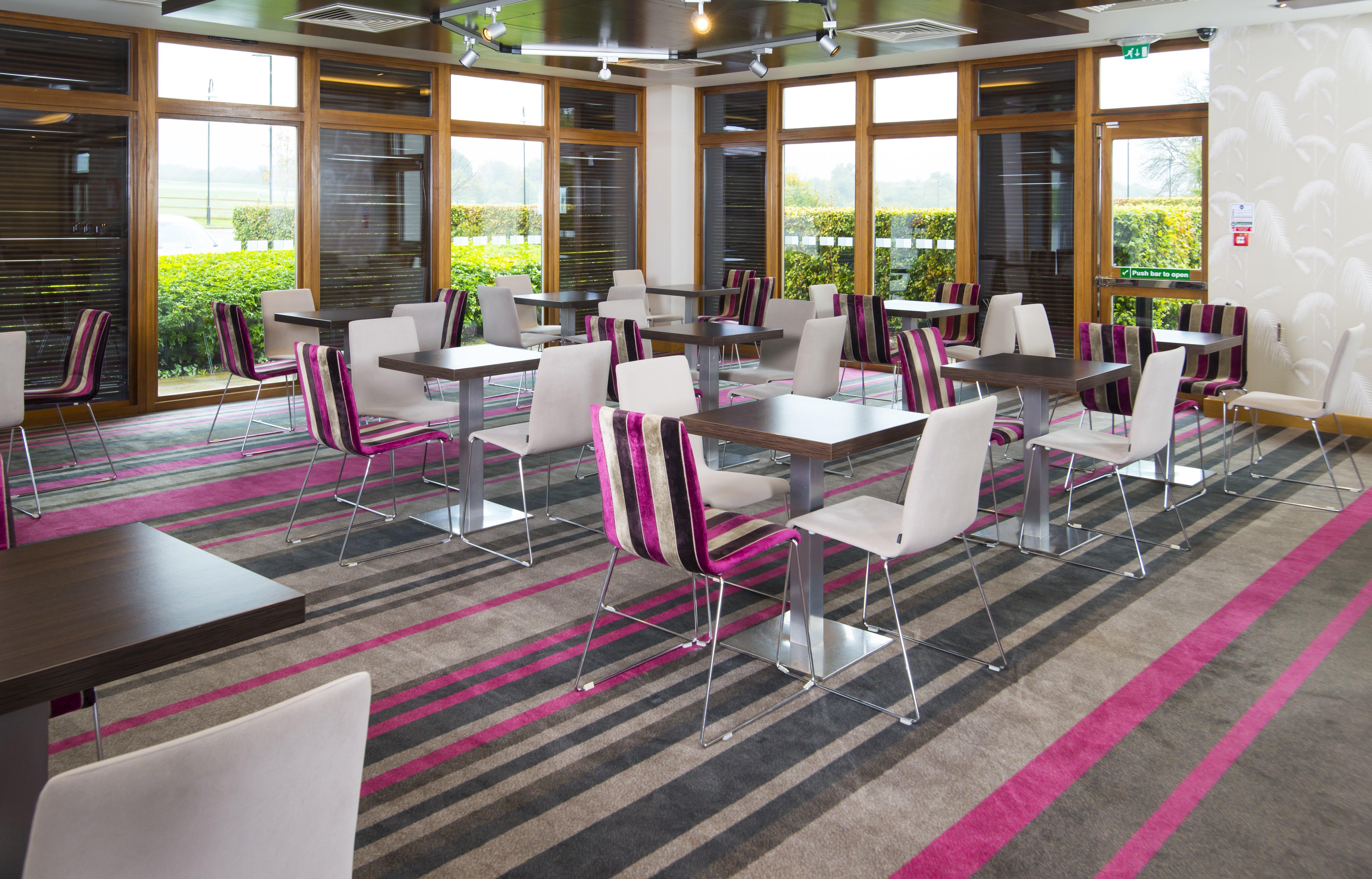 Holiday Inn Express London - Epsom Downs By Ihg Eksteriør bilde