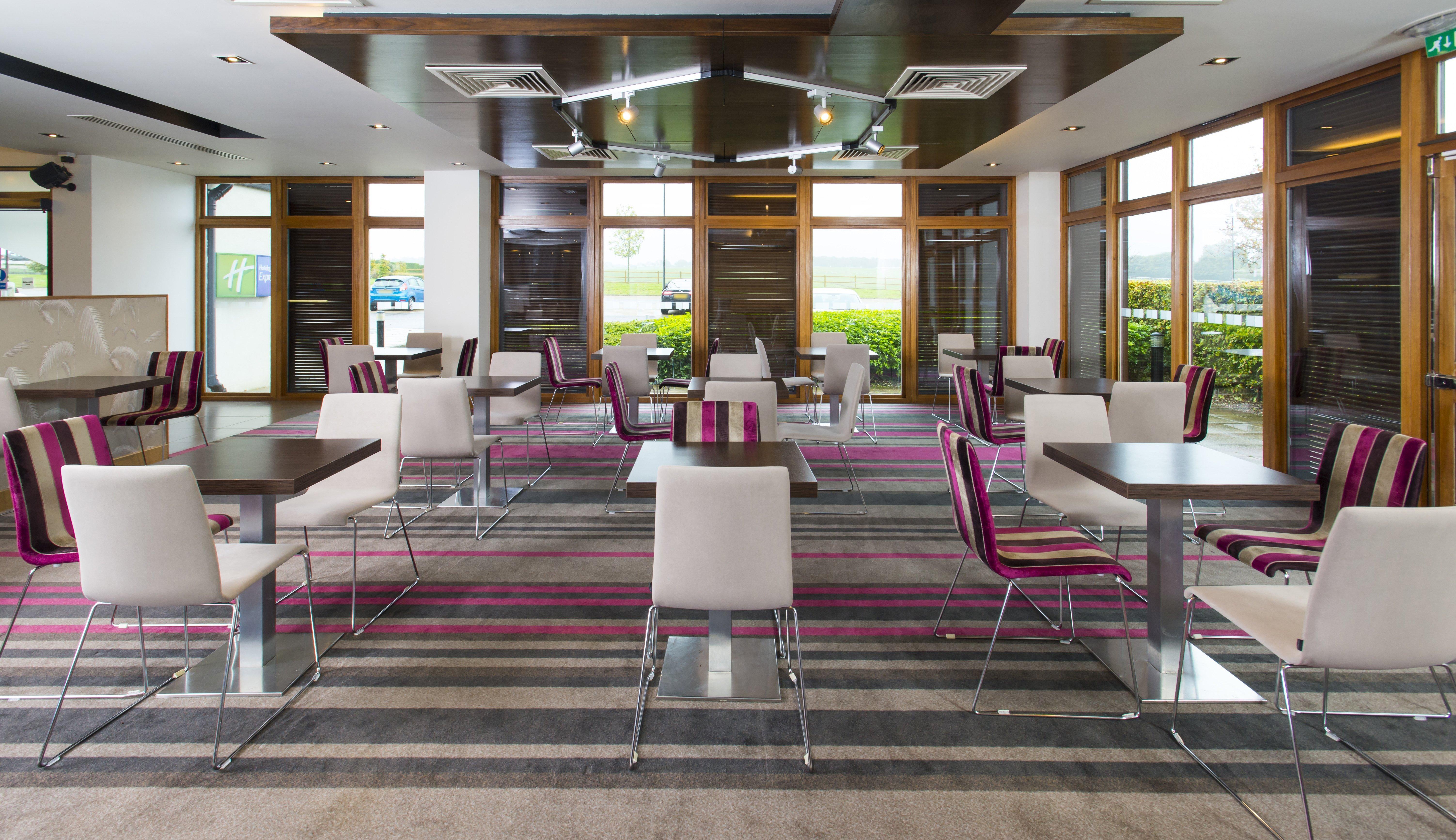 Holiday Inn Express London - Epsom Downs By Ihg Eksteriør bilde