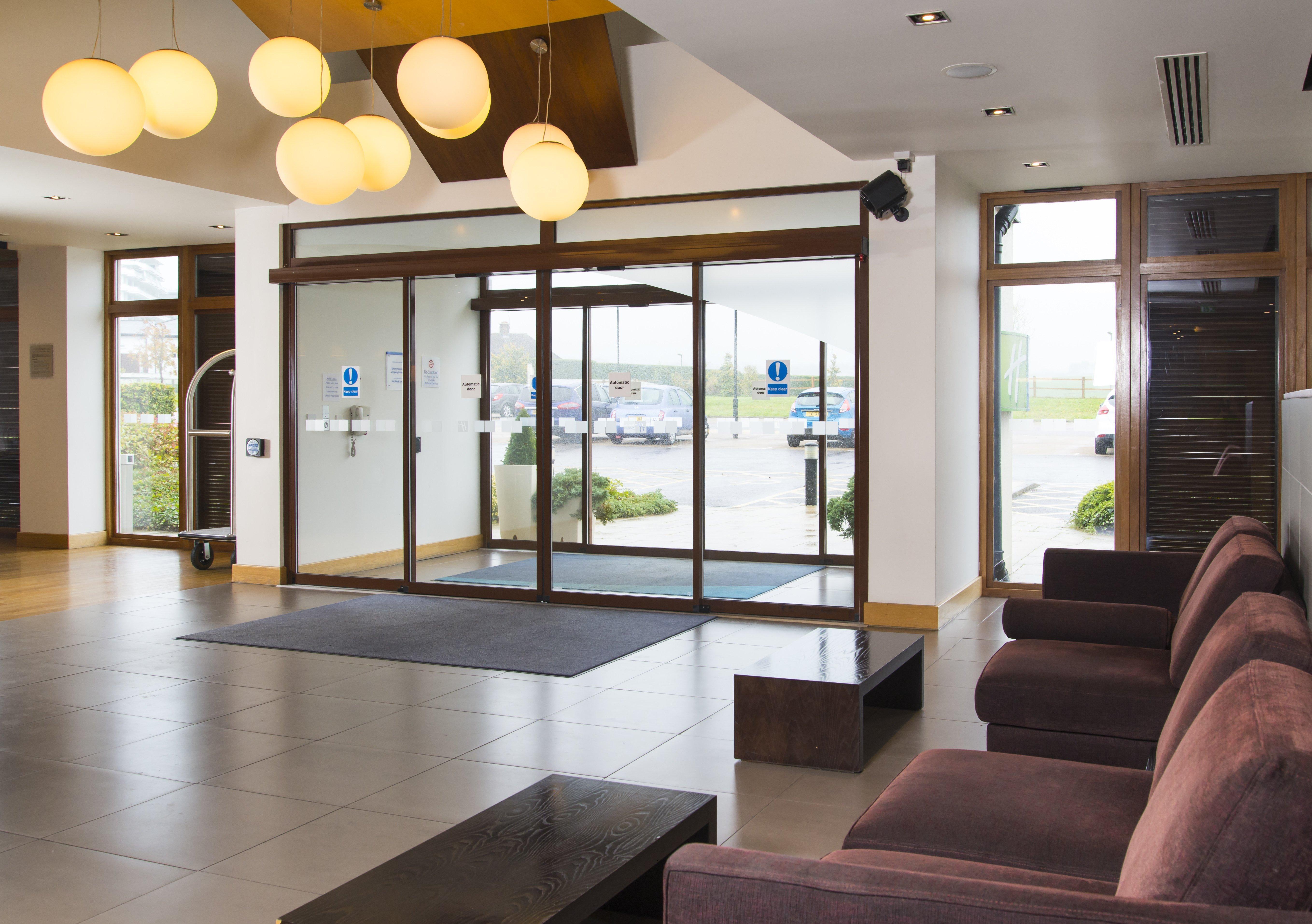 Holiday Inn Express London - Epsom Downs By Ihg Eksteriør bilde