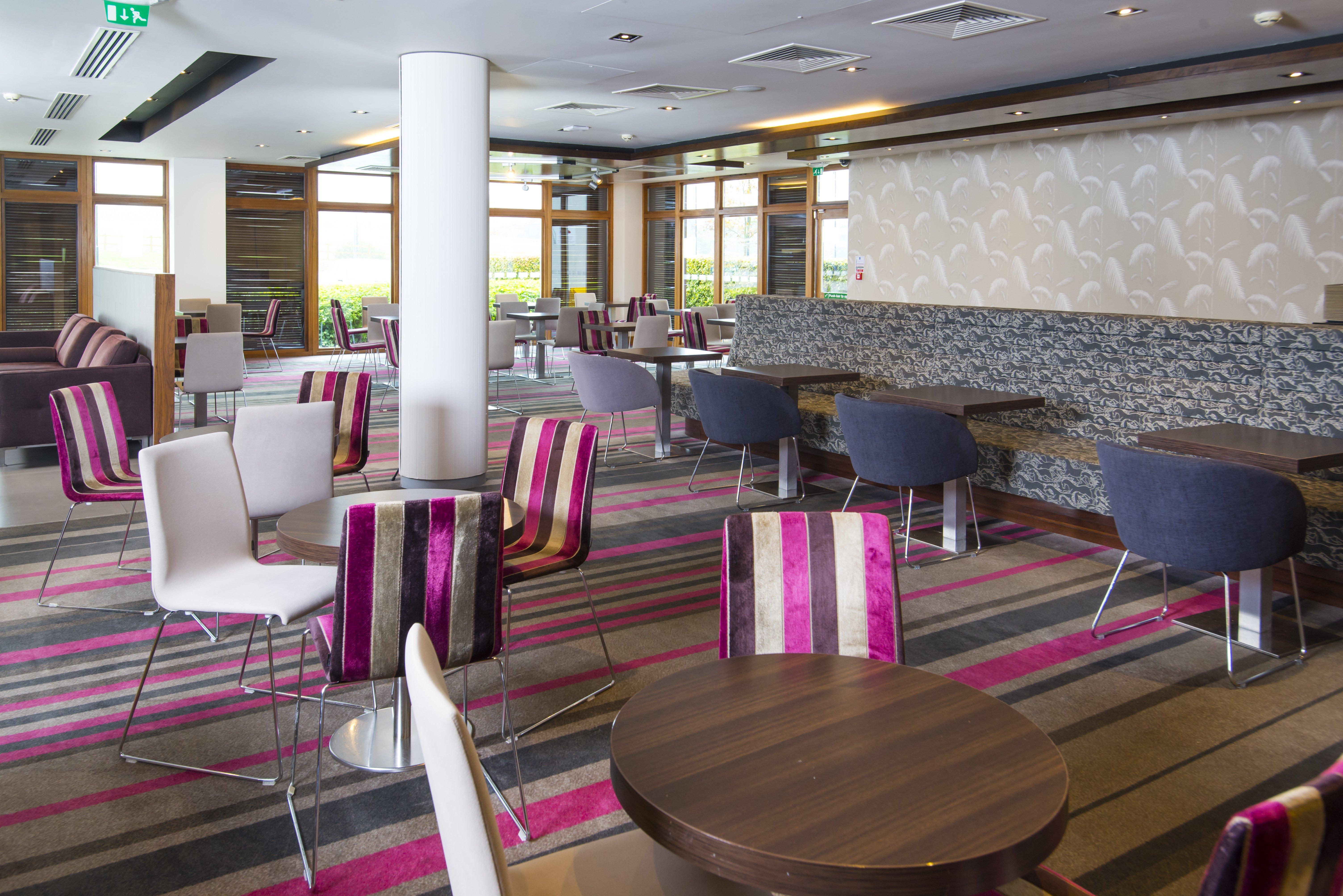 Holiday Inn Express London - Epsom Downs By Ihg Eksteriør bilde