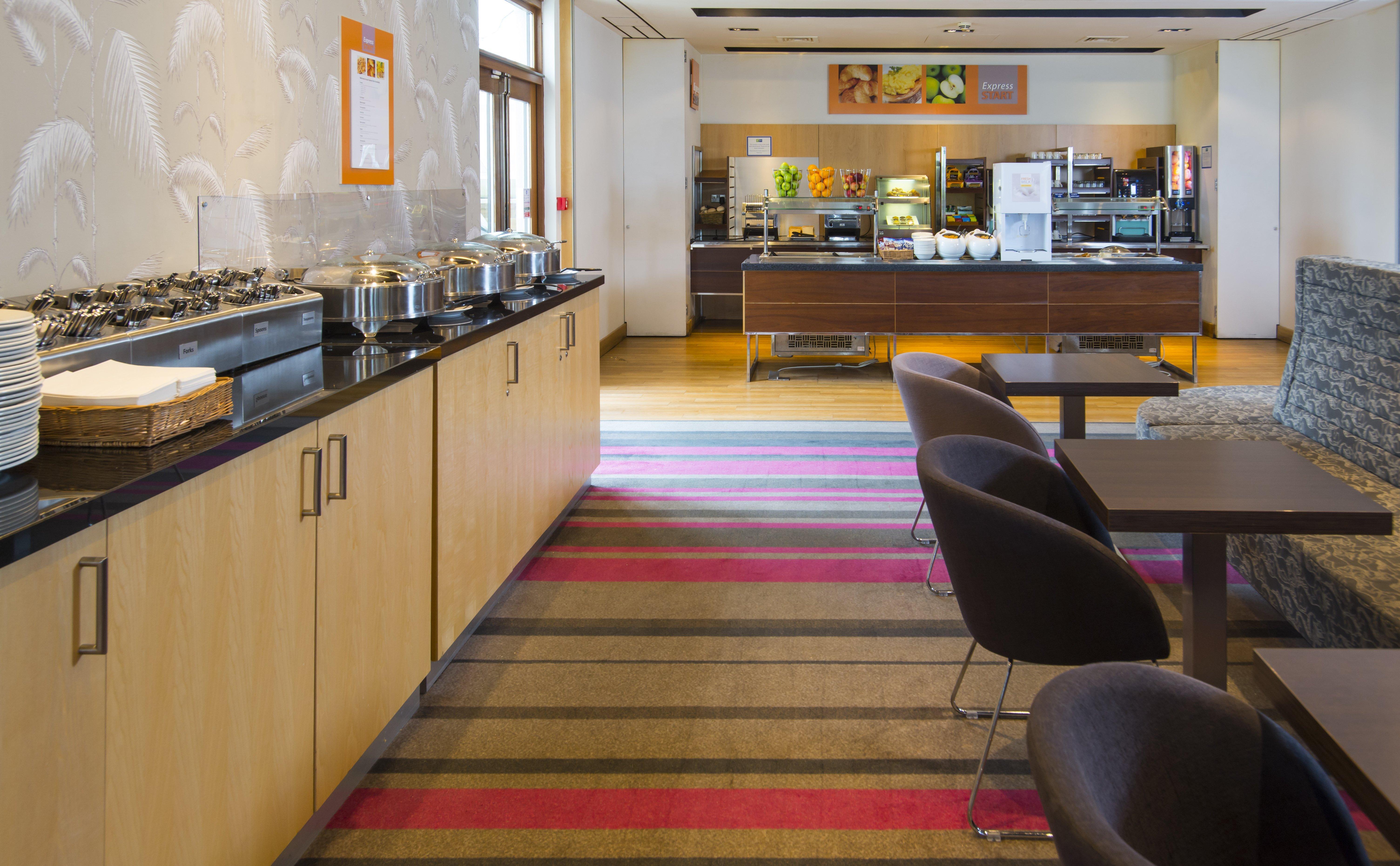 Holiday Inn Express London - Epsom Downs By Ihg Eksteriør bilde