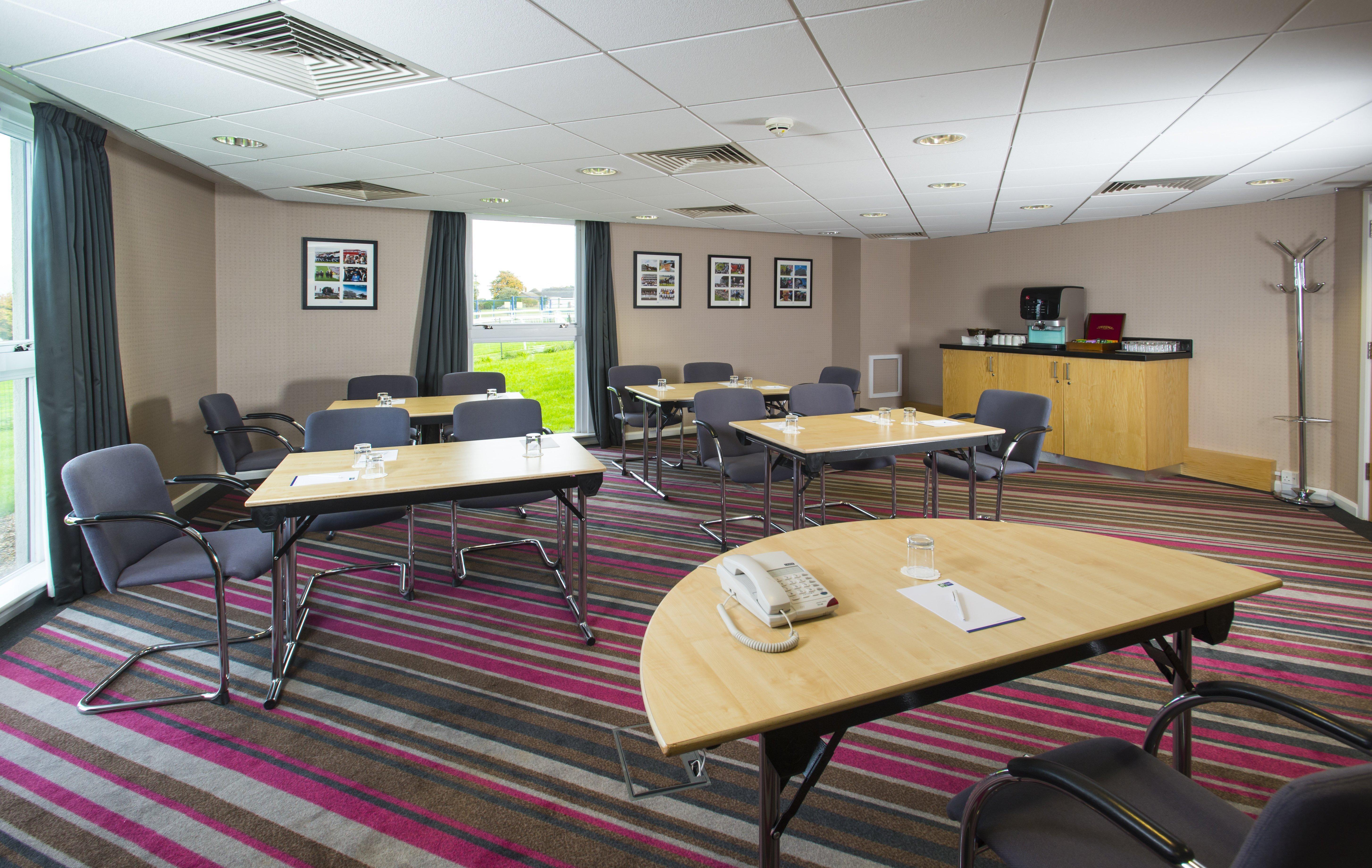 Holiday Inn Express London - Epsom Downs By Ihg Eksteriør bilde
