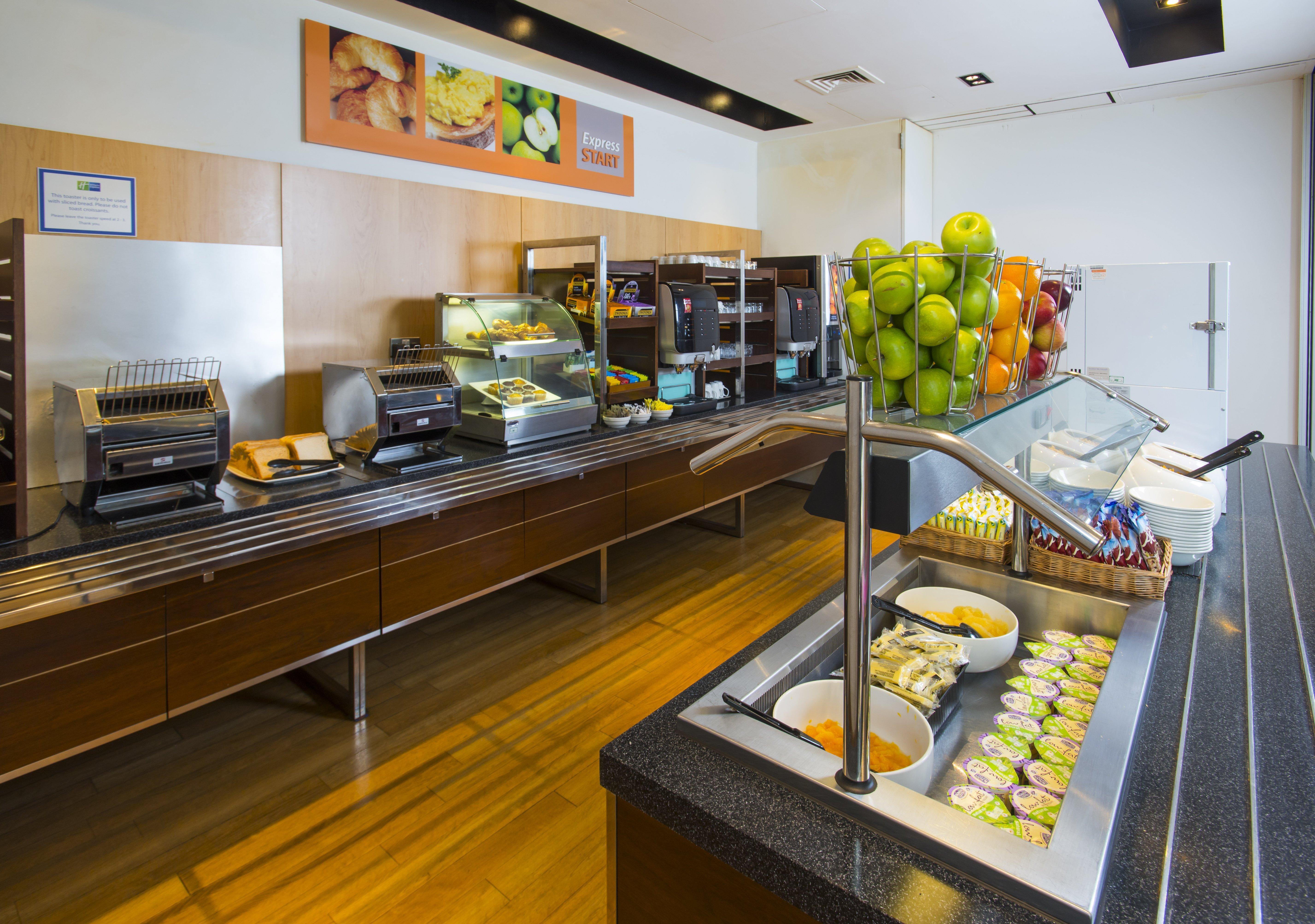 Holiday Inn Express London - Epsom Downs By Ihg Eksteriør bilde