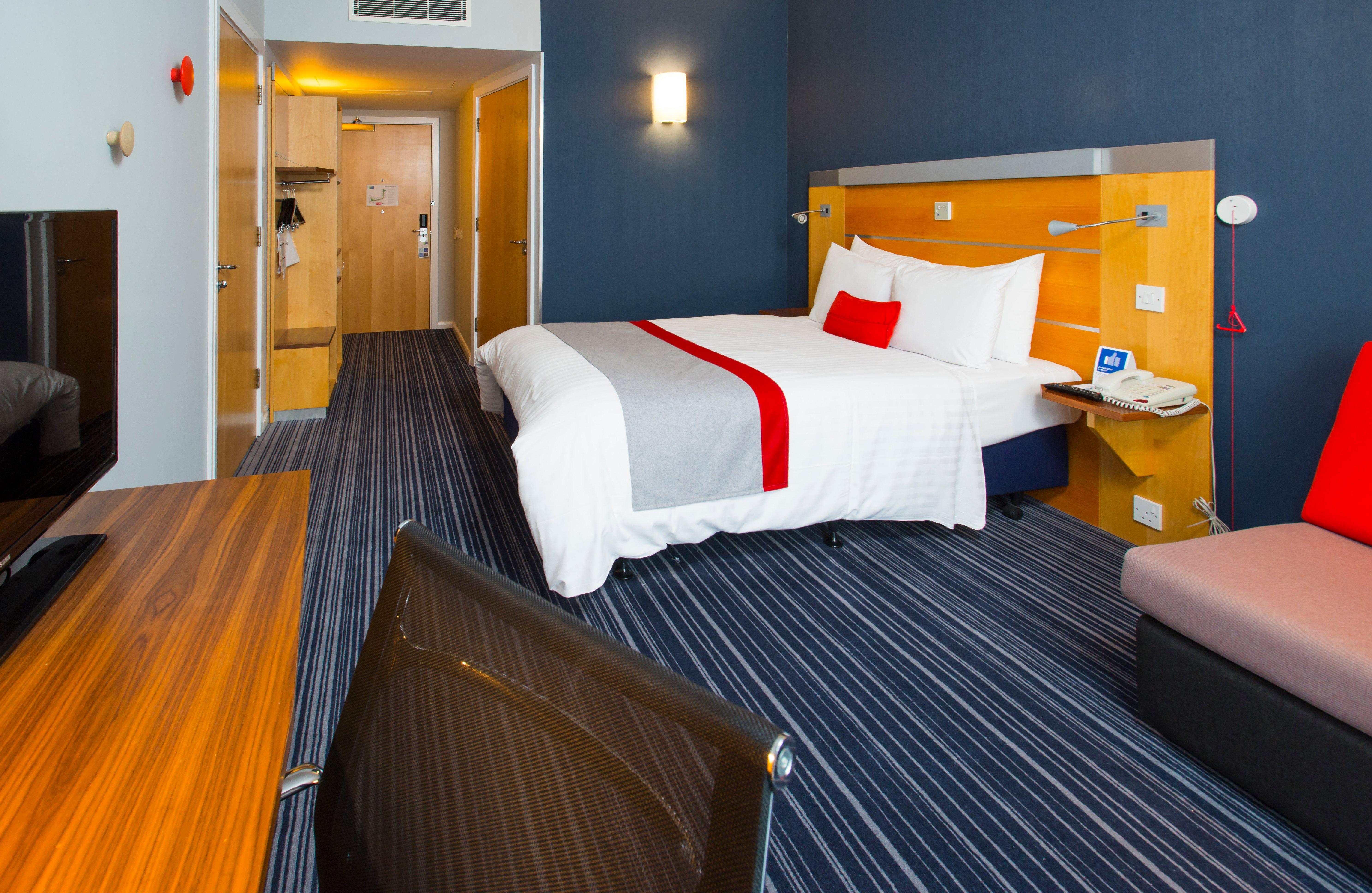 Holiday Inn Express London - Epsom Downs By Ihg Eksteriør bilde