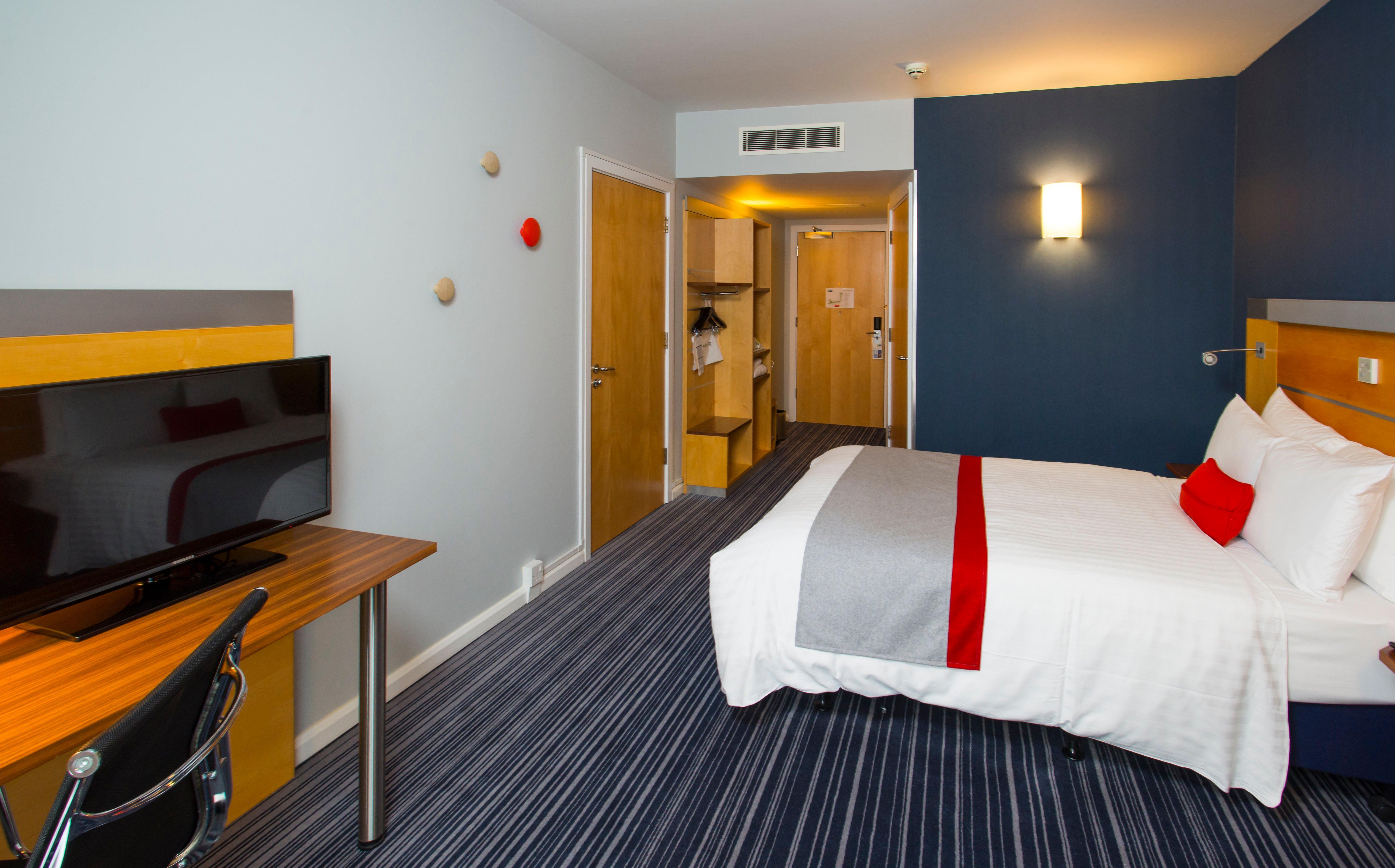 Holiday Inn Express London - Epsom Downs By Ihg Eksteriør bilde