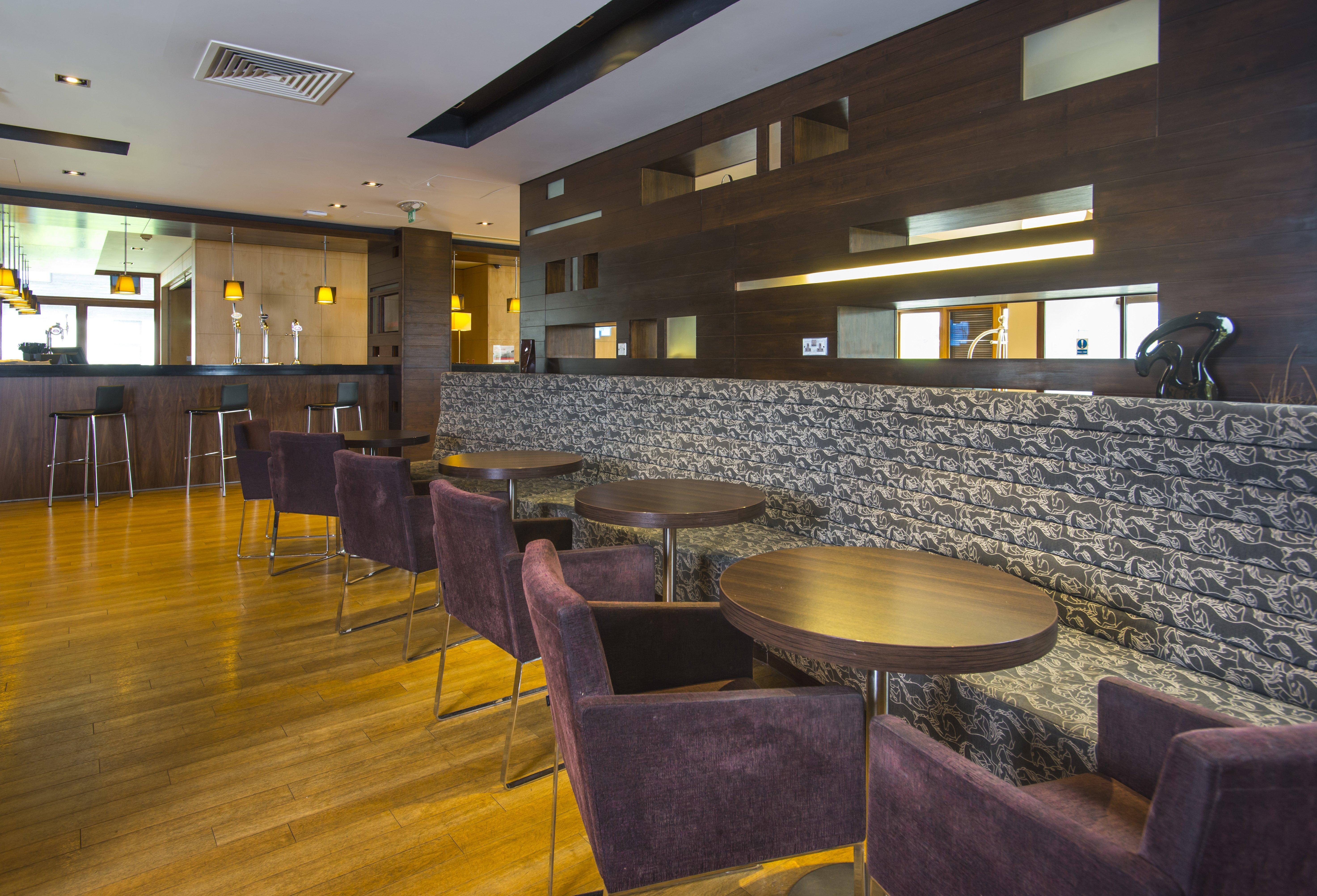 Holiday Inn Express London - Epsom Downs By Ihg Eksteriør bilde