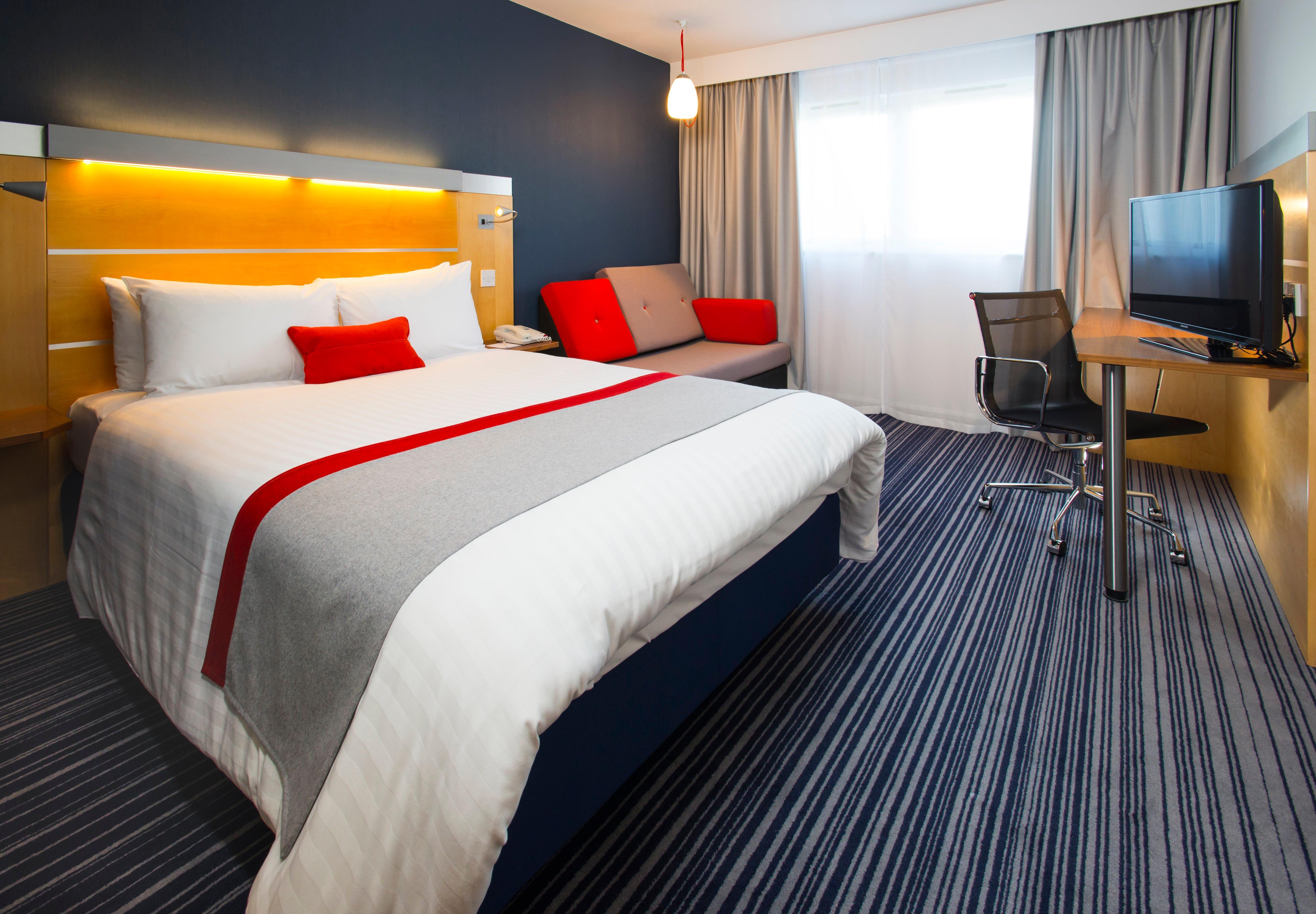 Holiday Inn Express London - Epsom Downs By Ihg Eksteriør bilde