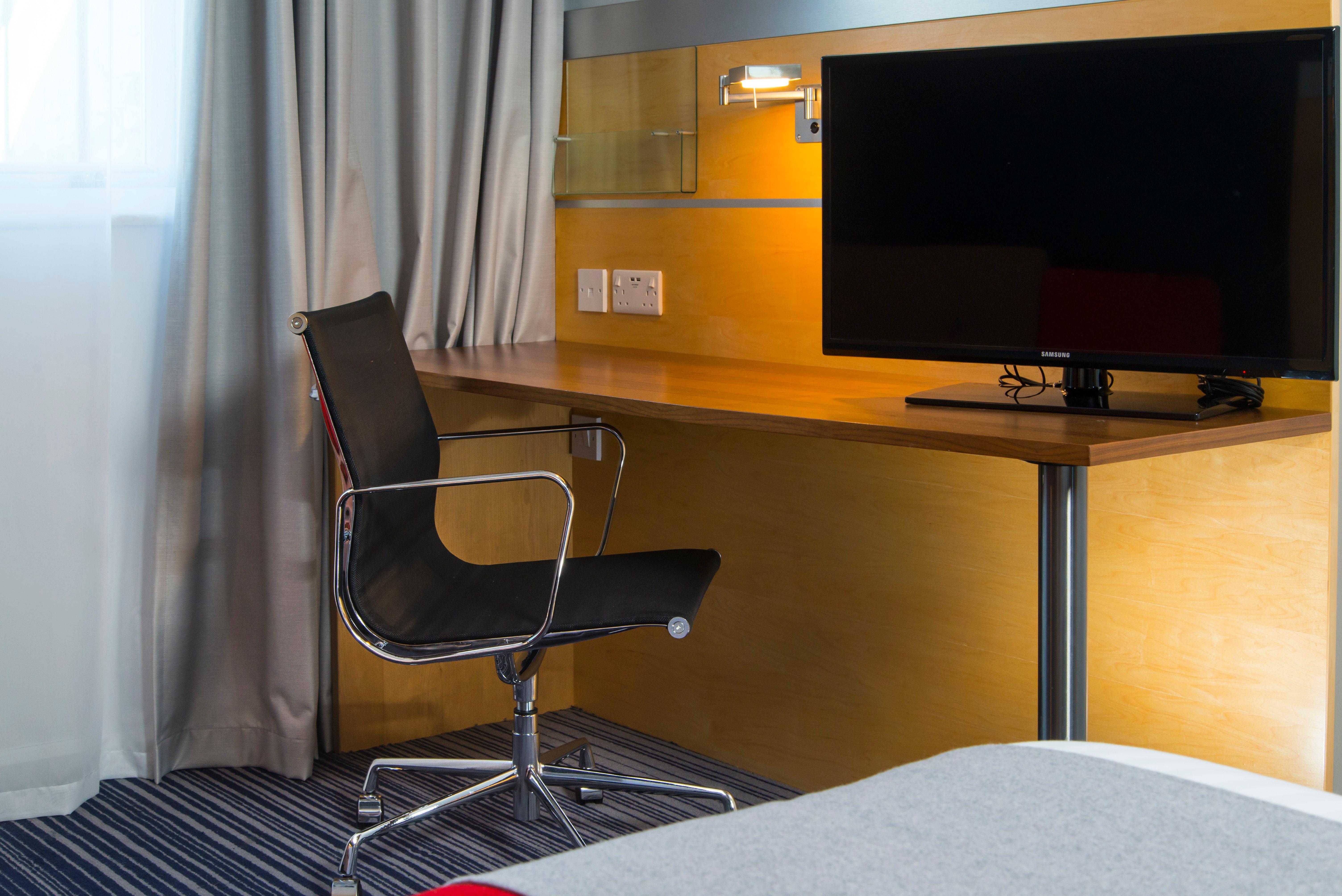 Holiday Inn Express London - Epsom Downs By Ihg Eksteriør bilde