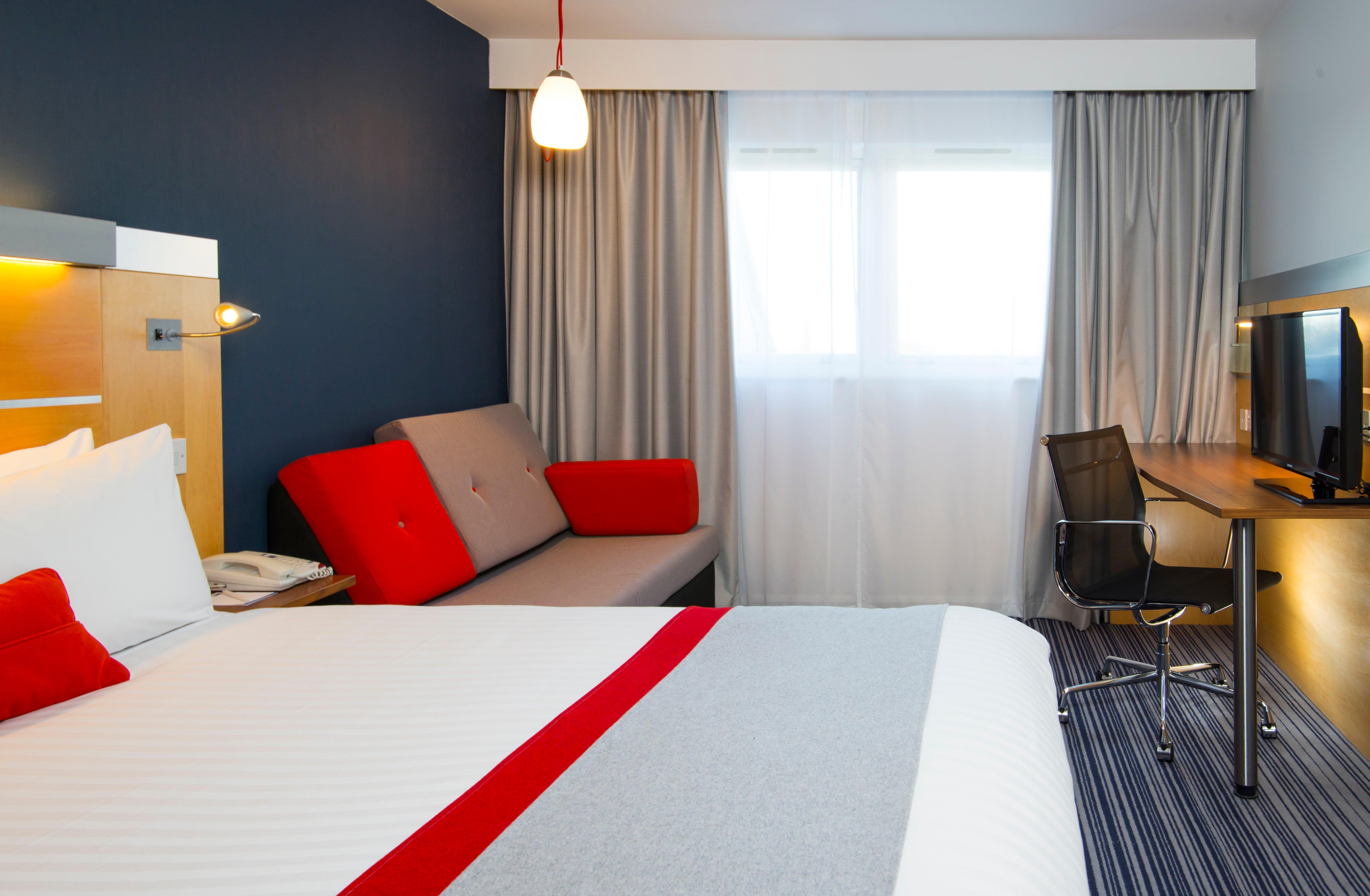 Holiday Inn Express London - Epsom Downs By Ihg Eksteriør bilde