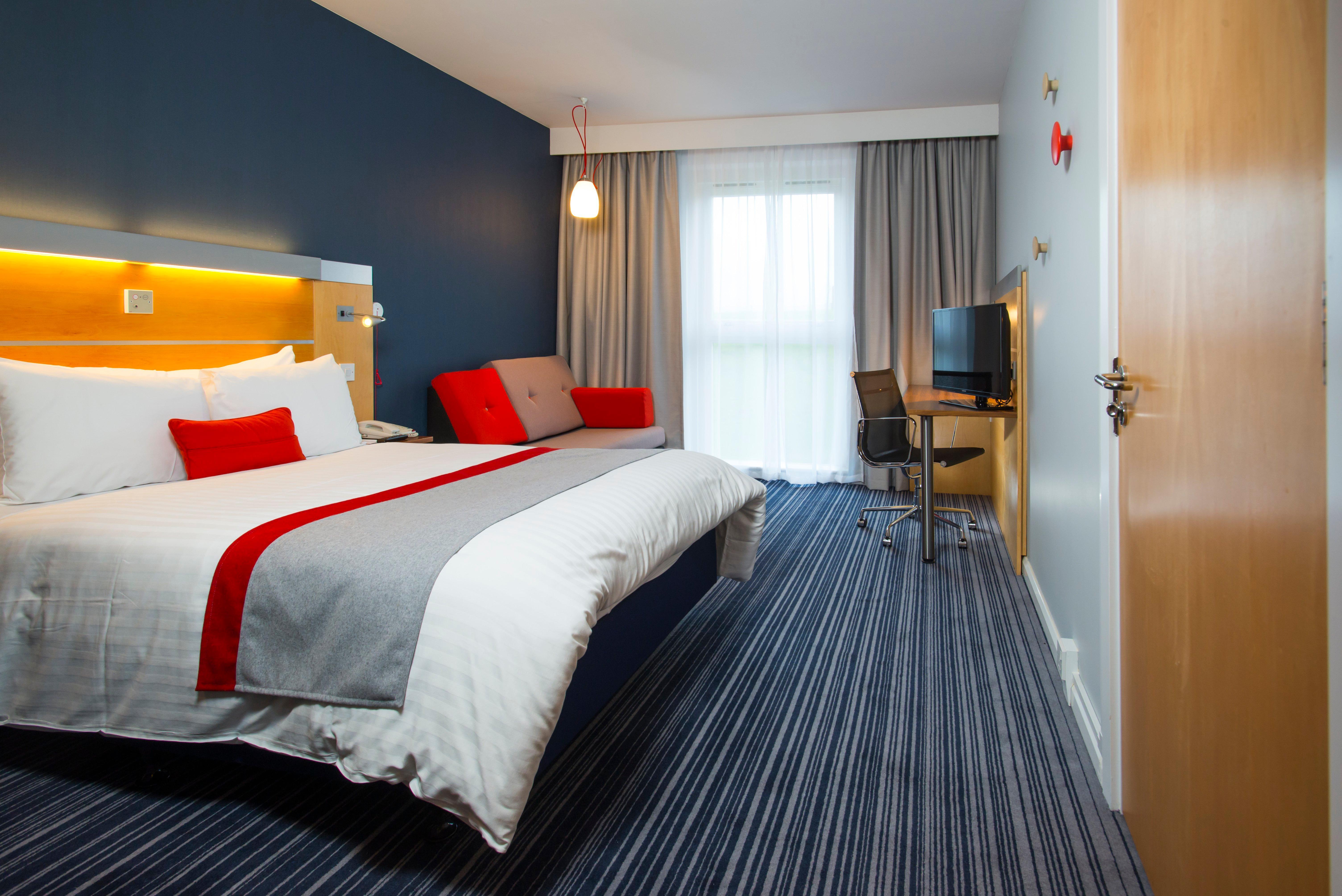 Holiday Inn Express London - Epsom Downs By Ihg Eksteriør bilde