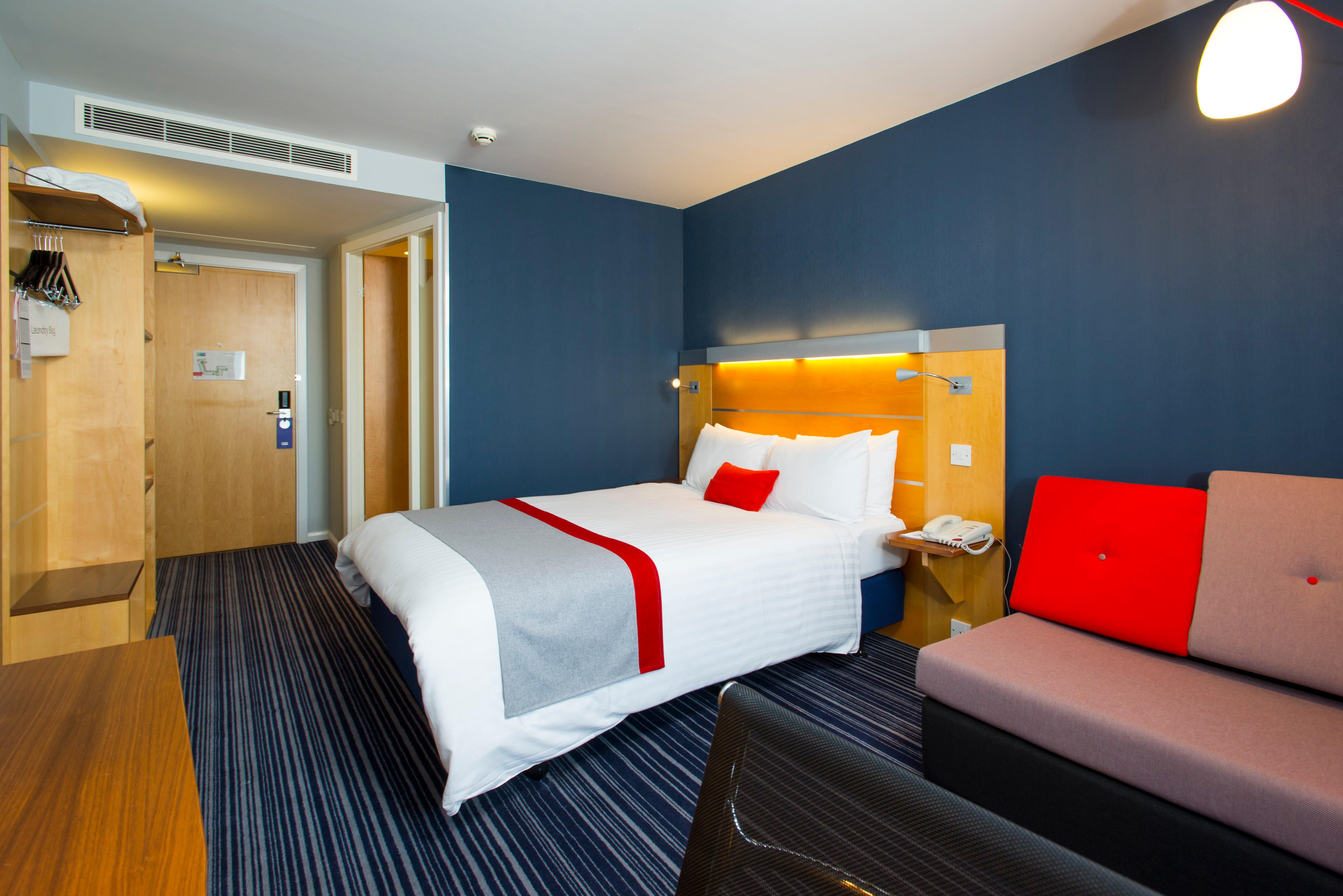 Holiday Inn Express London - Epsom Downs By Ihg Eksteriør bilde