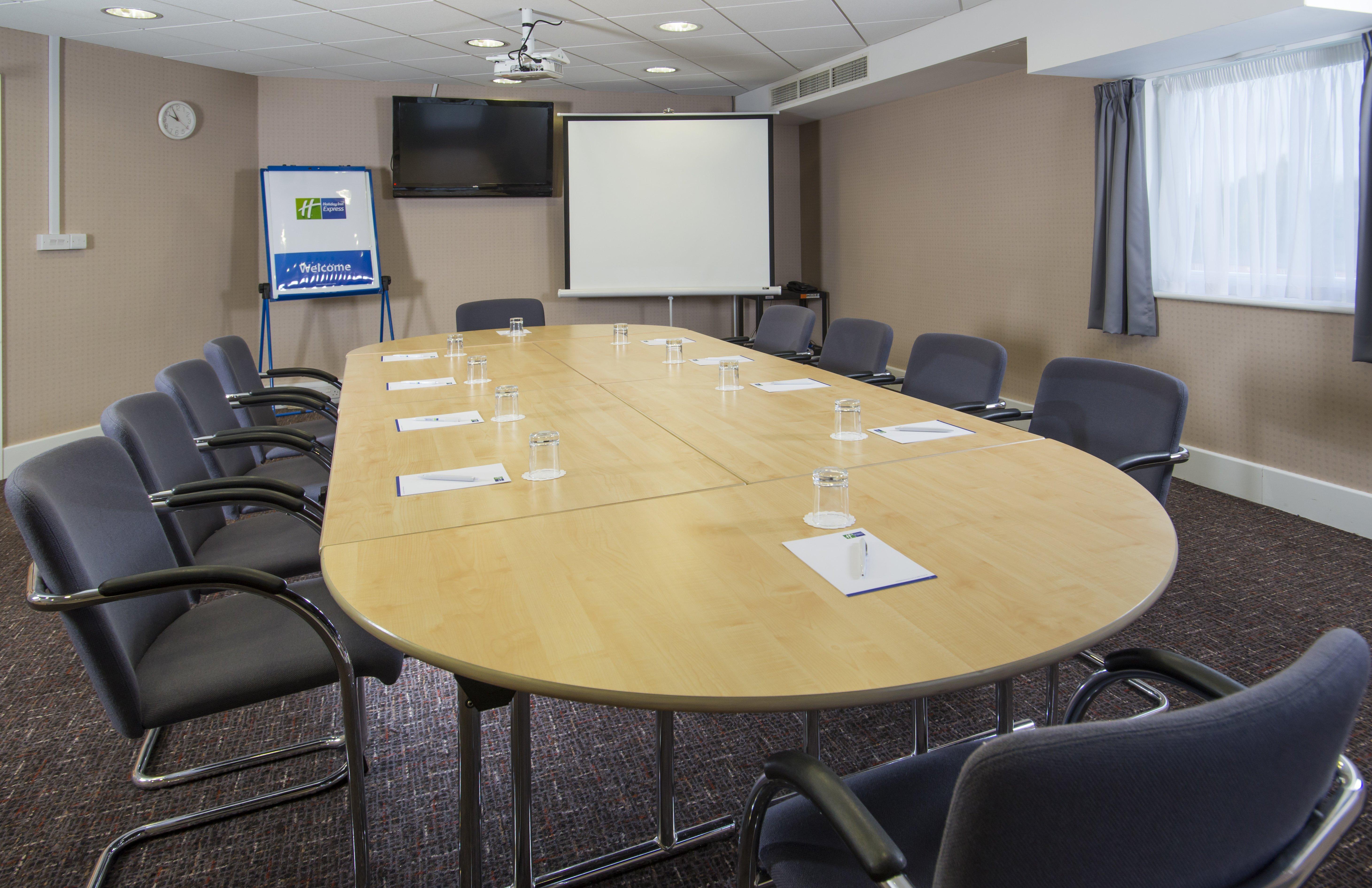 Holiday Inn Express London - Epsom Downs By Ihg Eksteriør bilde