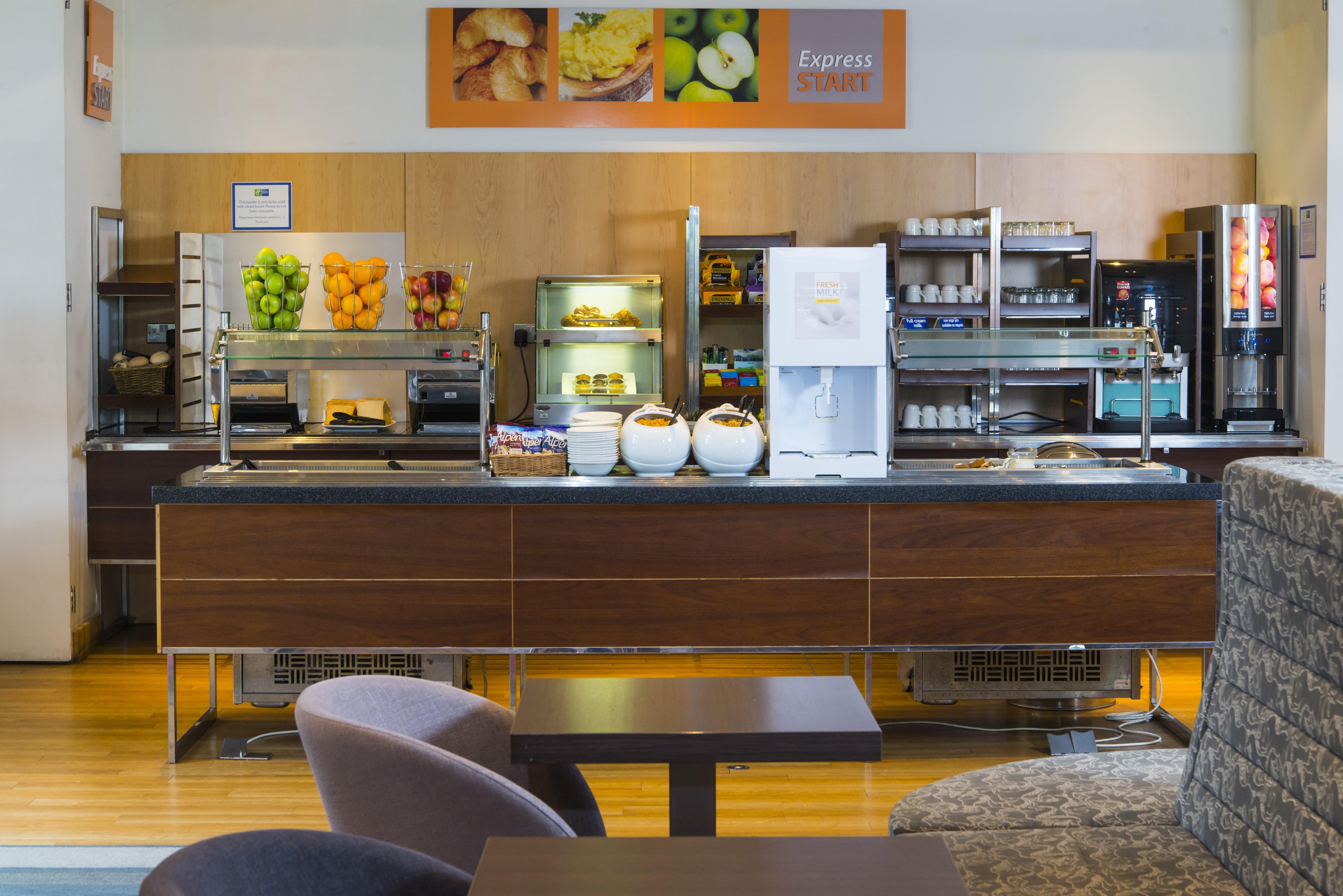 Holiday Inn Express London - Epsom Downs By Ihg Eksteriør bilde