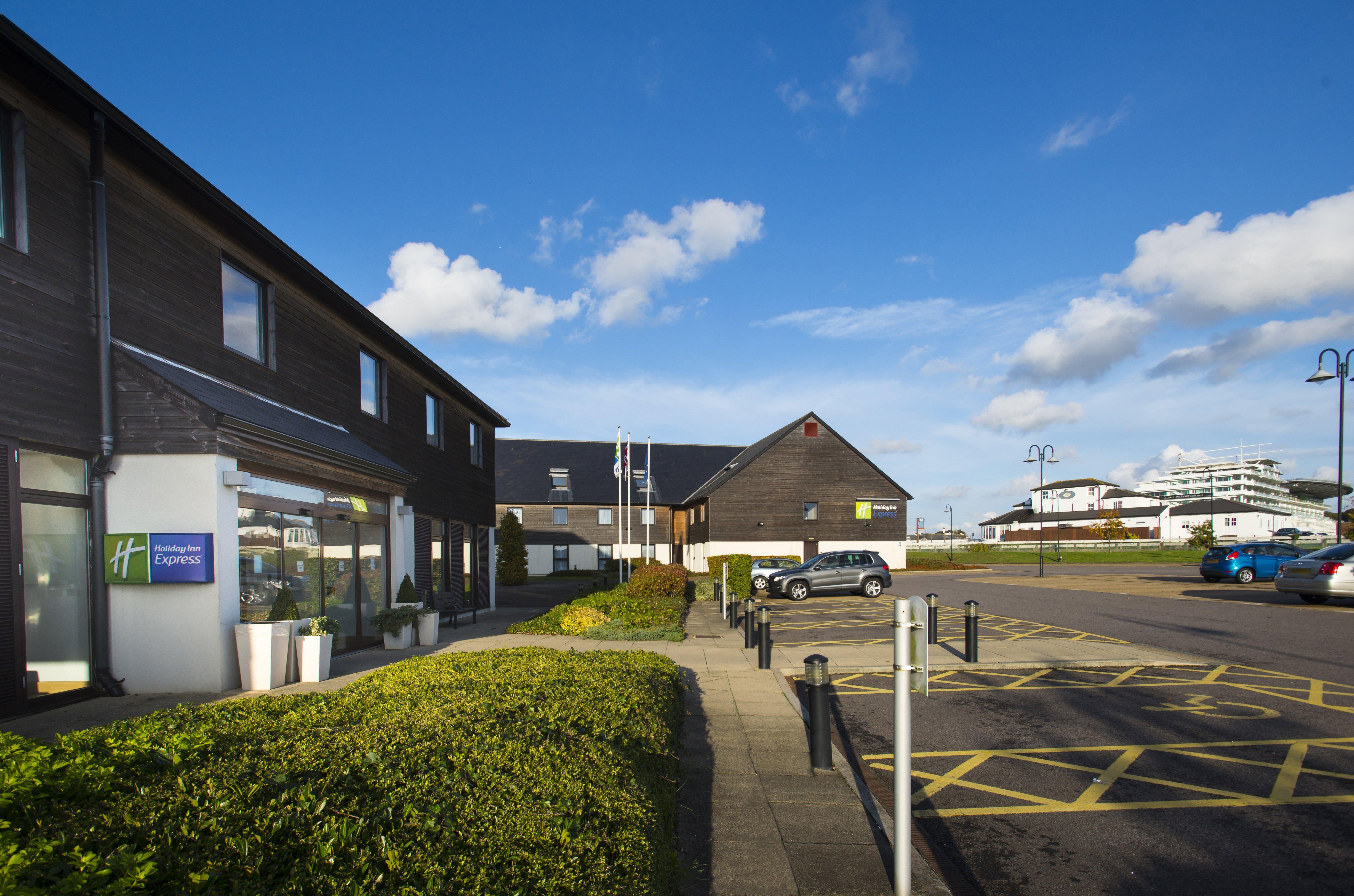 Holiday Inn Express London - Epsom Downs By Ihg Eksteriør bilde