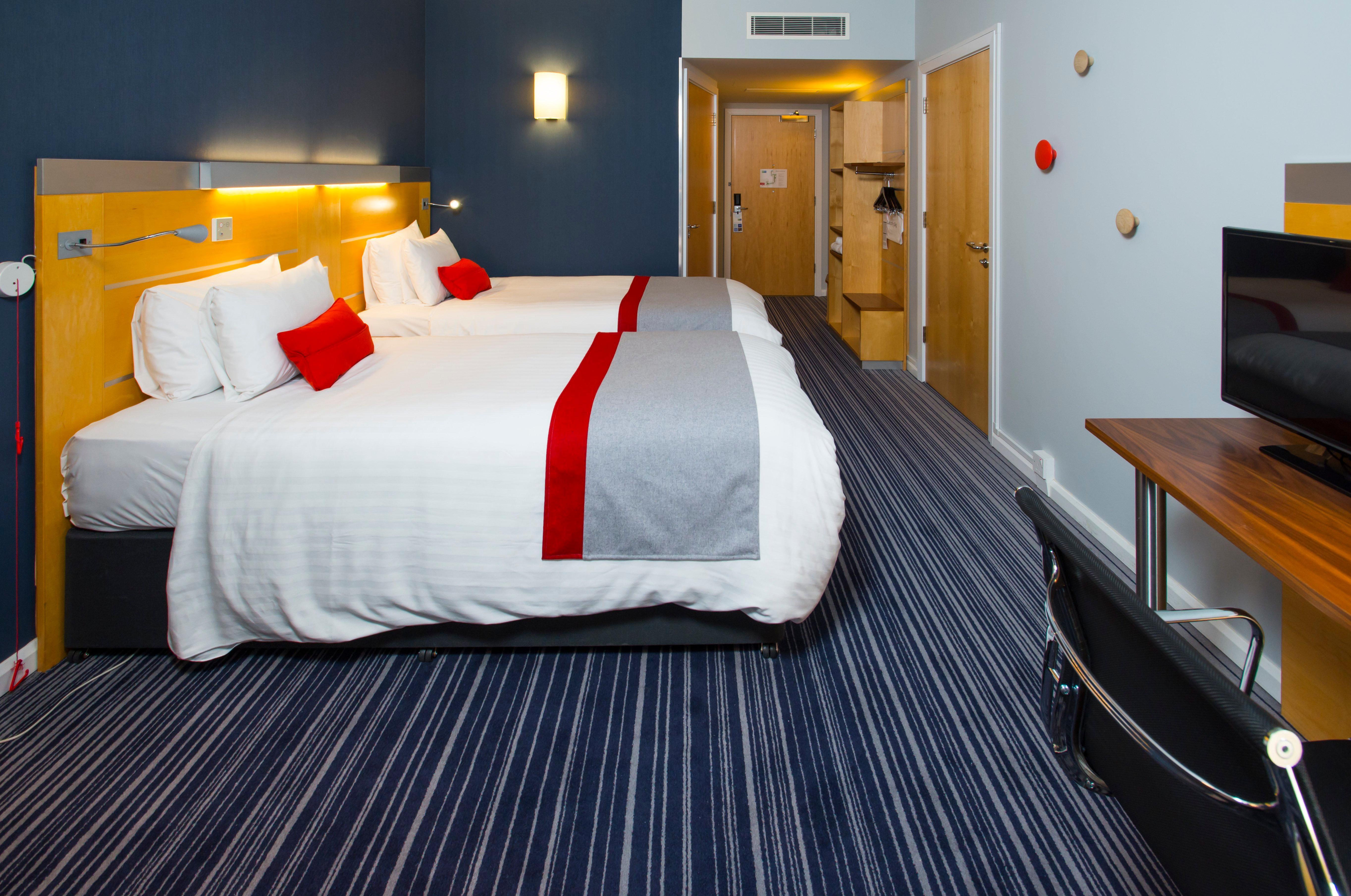 Holiday Inn Express London - Epsom Downs By Ihg Eksteriør bilde
