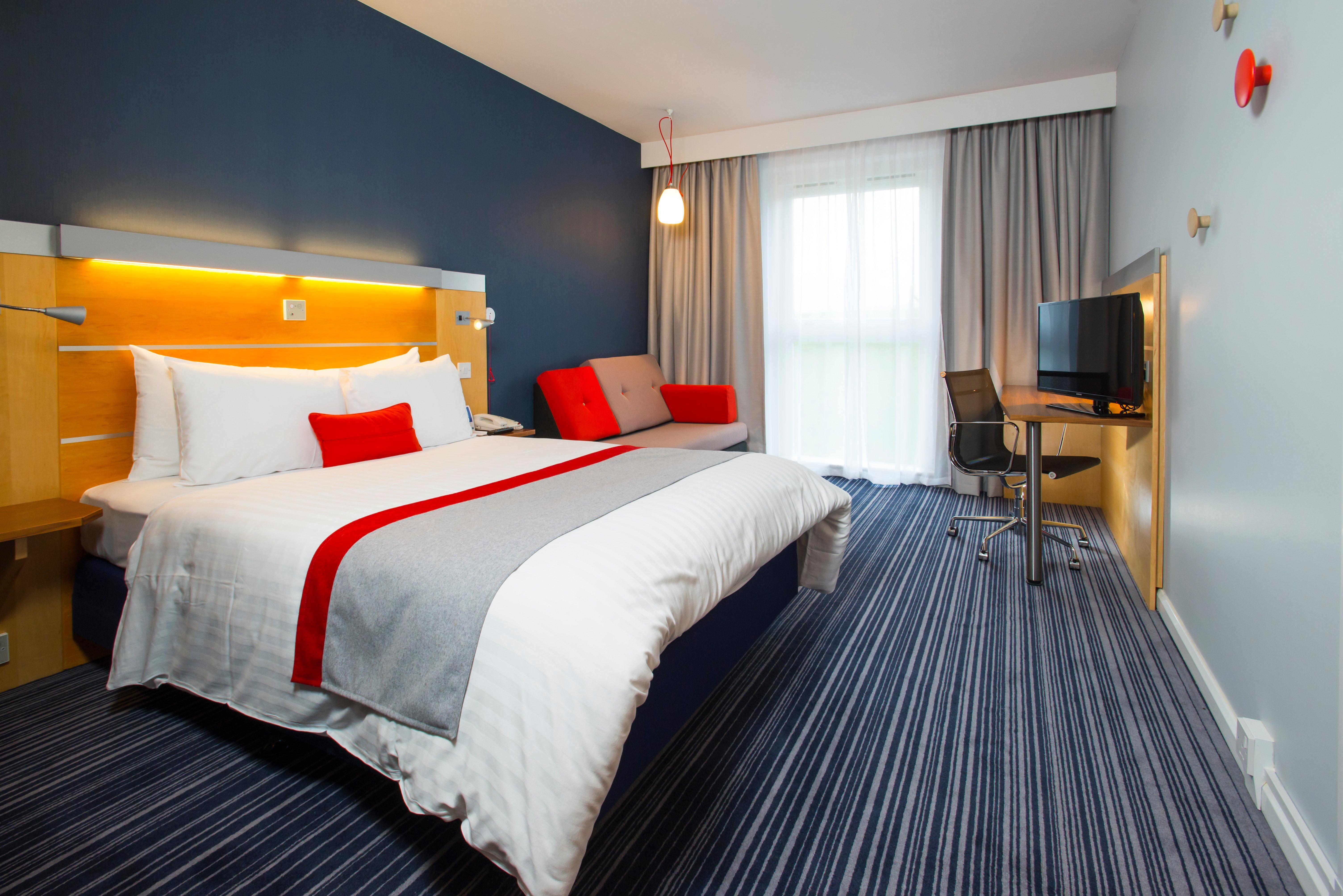 Holiday Inn Express London - Epsom Downs By Ihg Eksteriør bilde