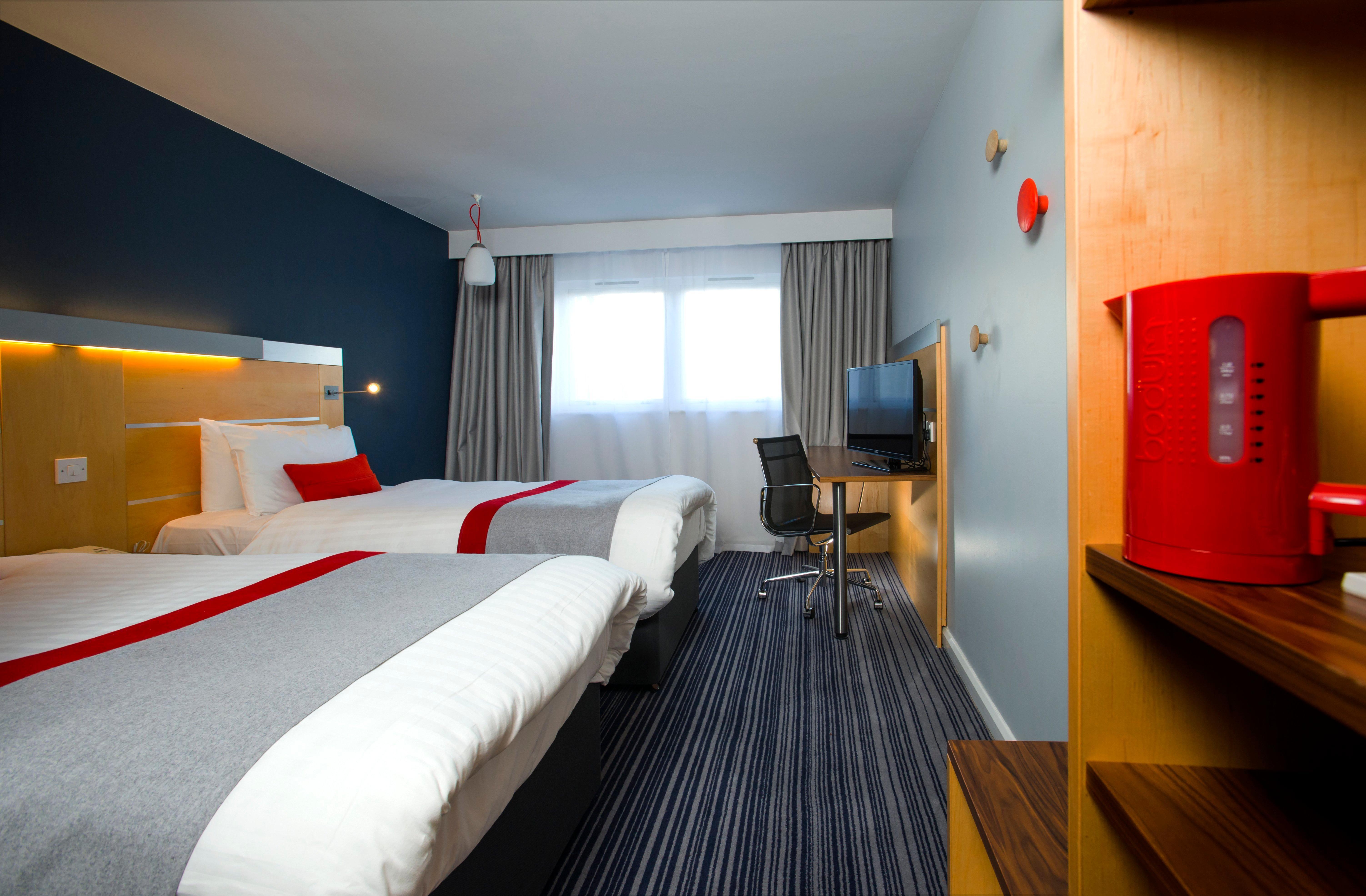 Holiday Inn Express London - Epsom Downs By Ihg Eksteriør bilde