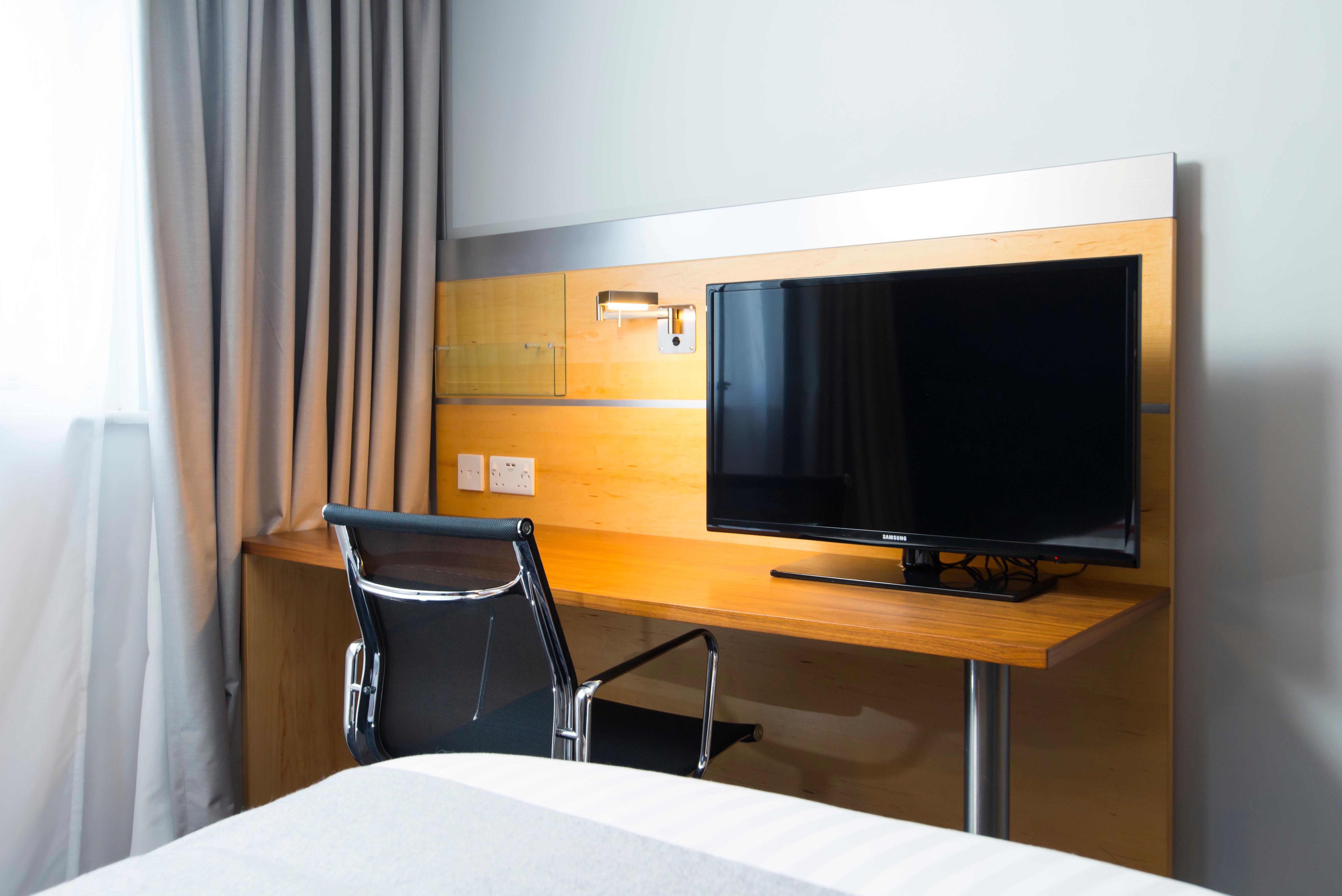 Holiday Inn Express London - Epsom Downs By Ihg Eksteriør bilde