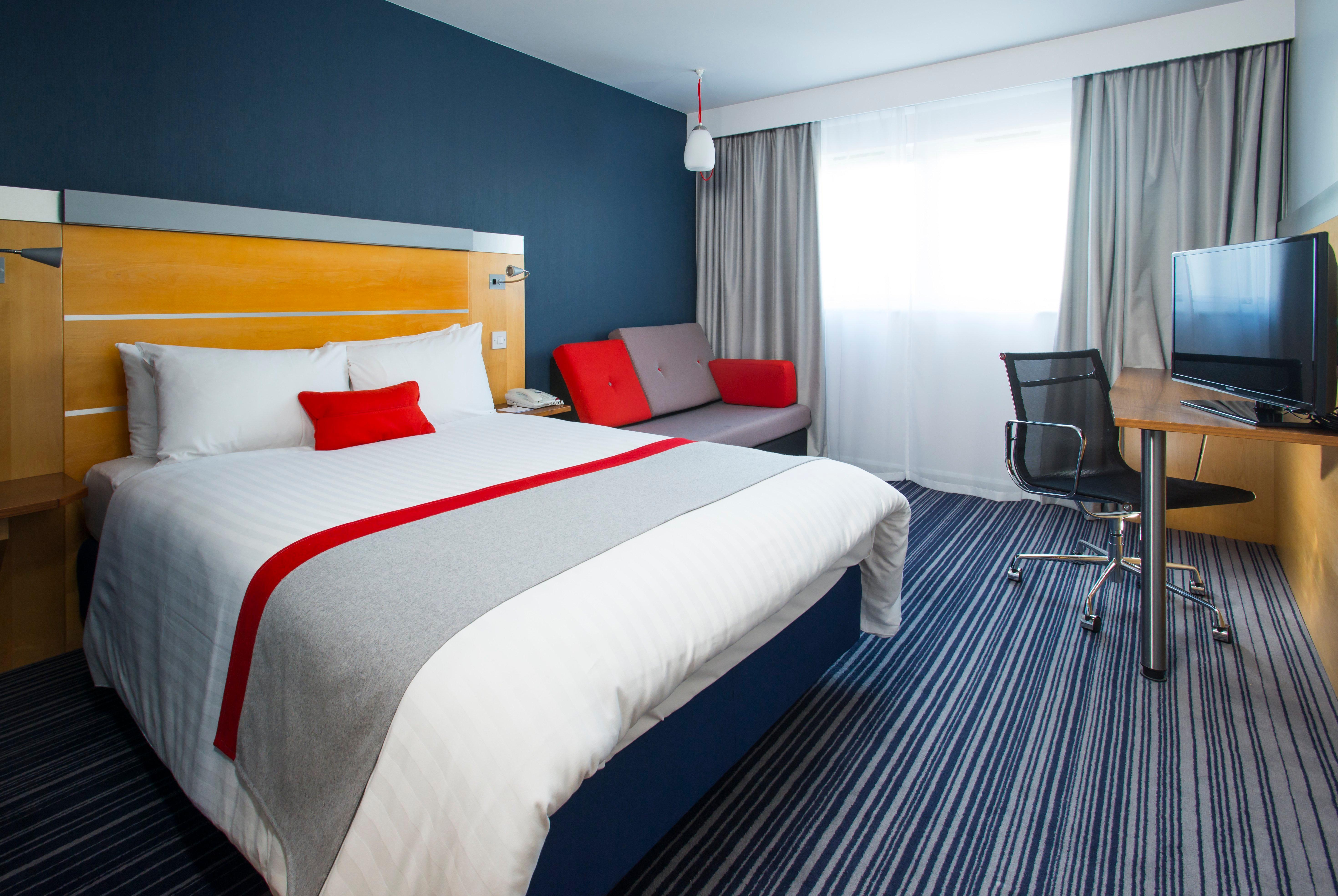 Holiday Inn Express London - Epsom Downs By Ihg Eksteriør bilde