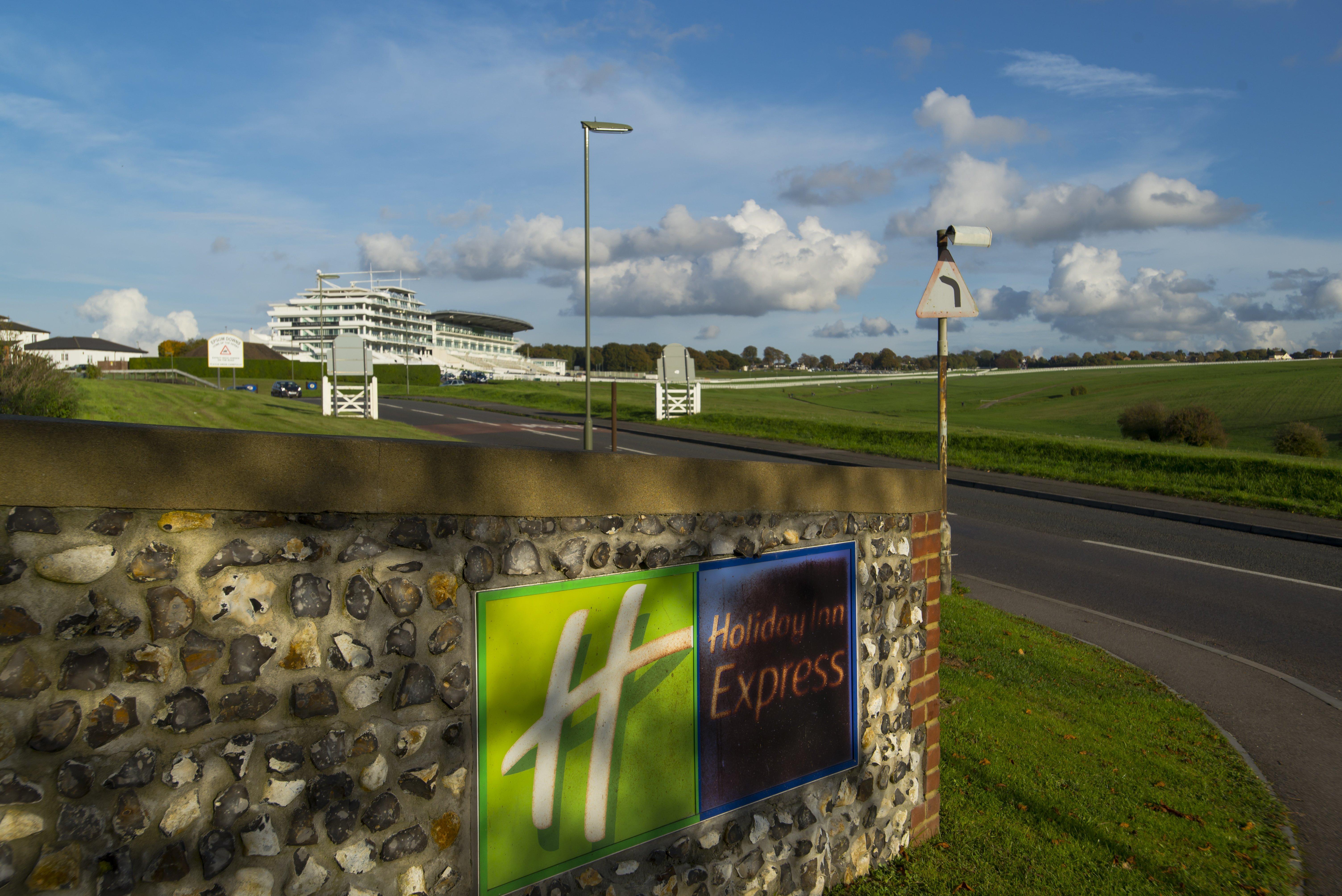 Holiday Inn Express London - Epsom Downs By Ihg Eksteriør bilde