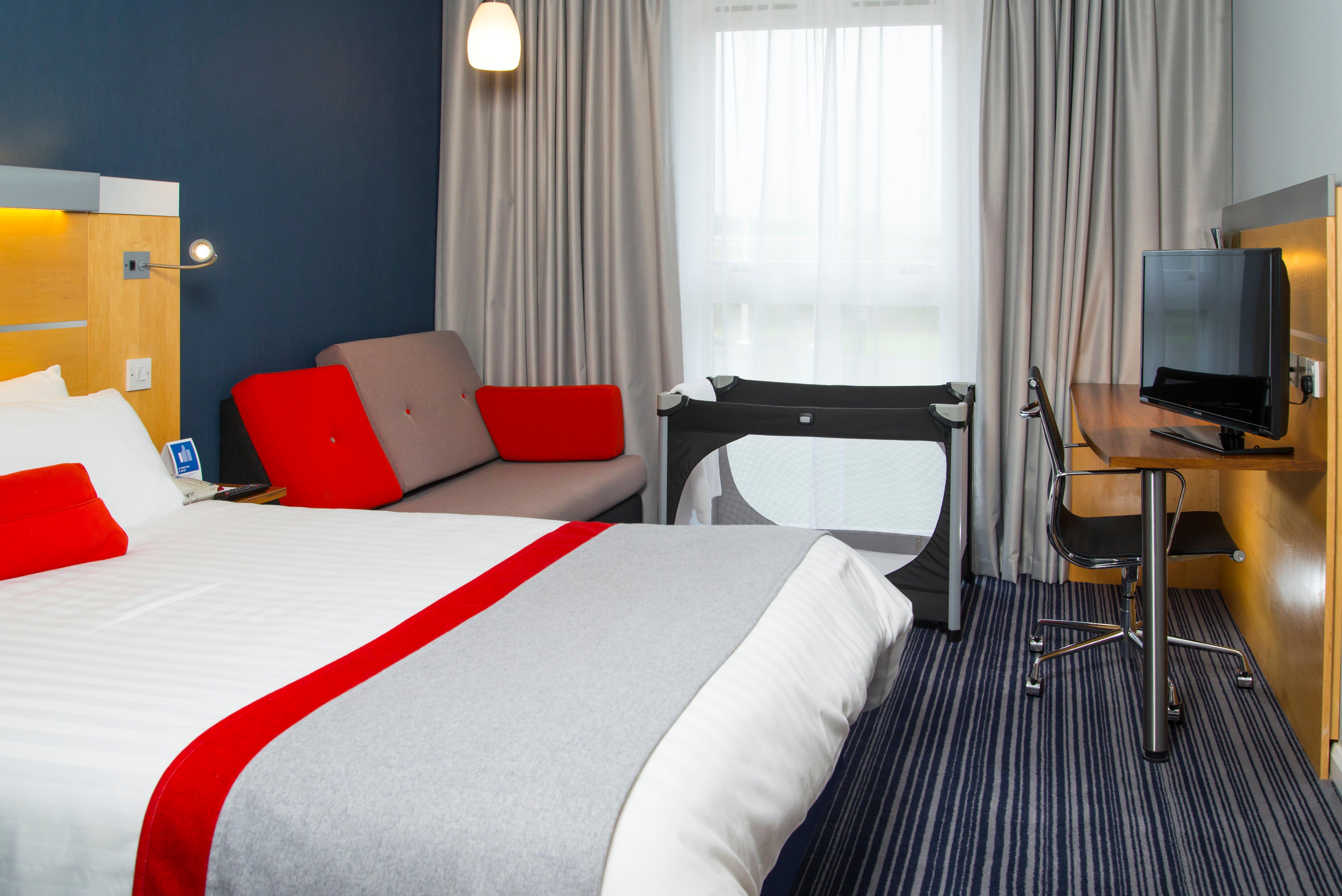 Holiday Inn Express London - Epsom Downs By Ihg Eksteriør bilde