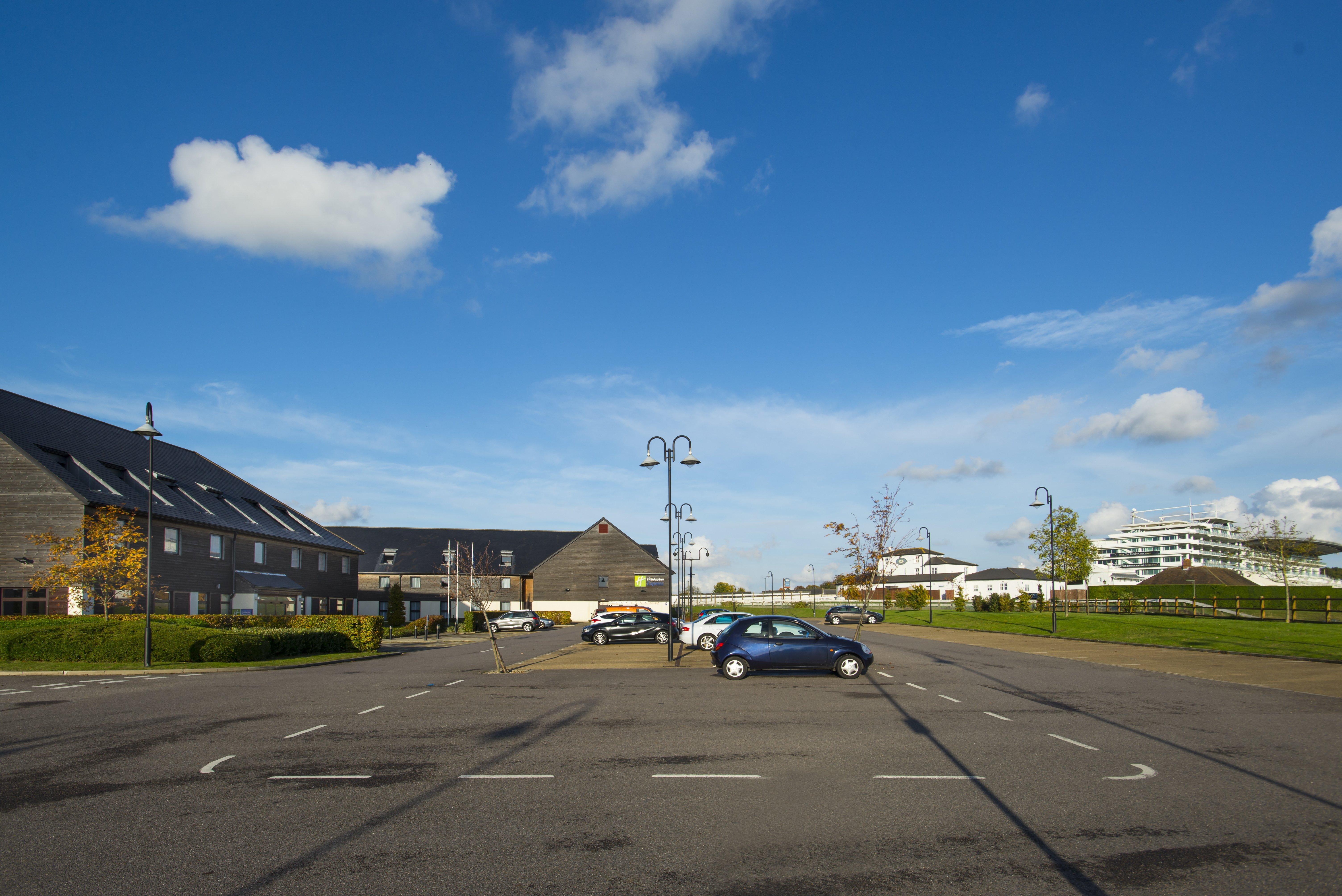 Holiday Inn Express London - Epsom Downs By Ihg Eksteriør bilde