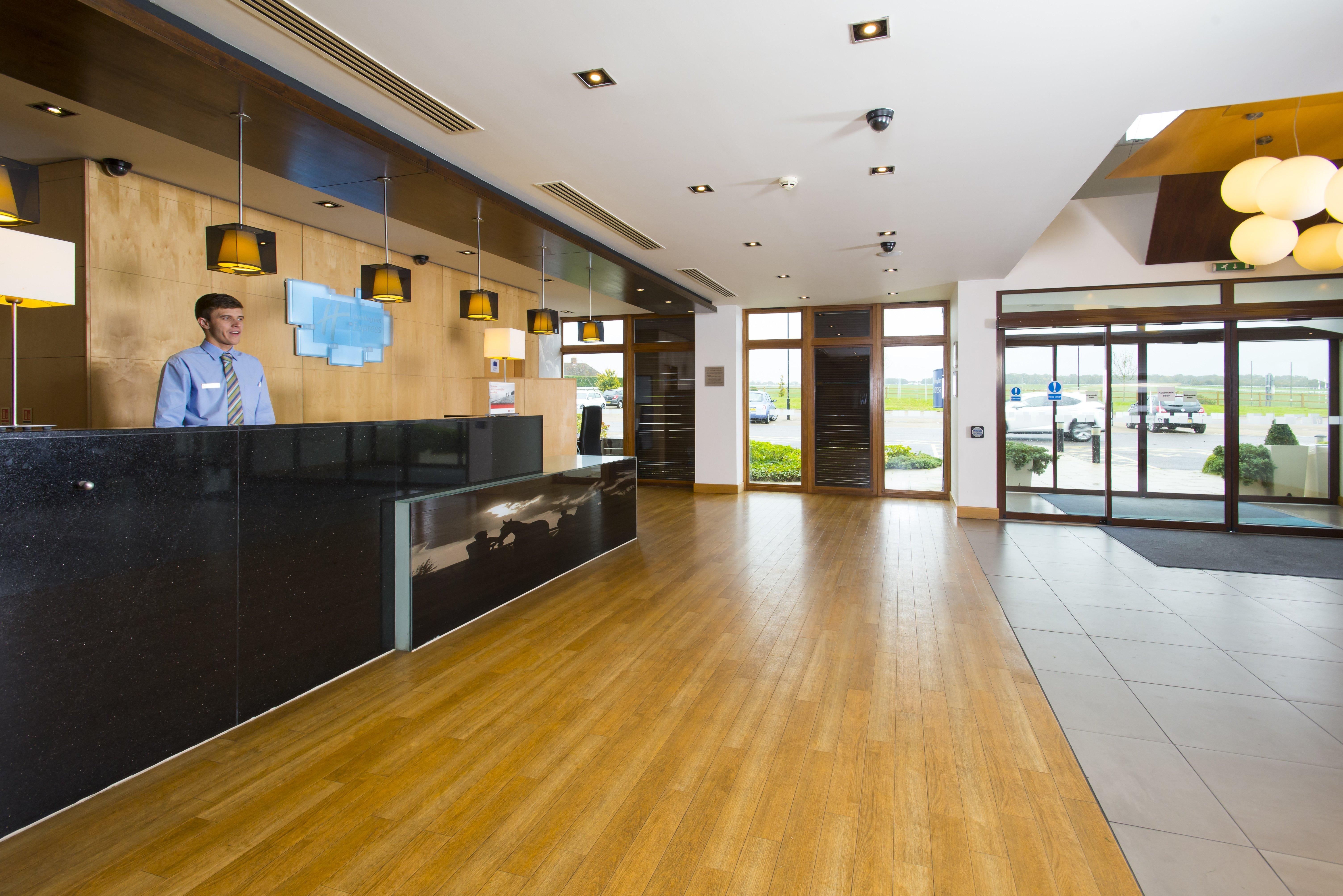 Holiday Inn Express London - Epsom Downs By Ihg Eksteriør bilde