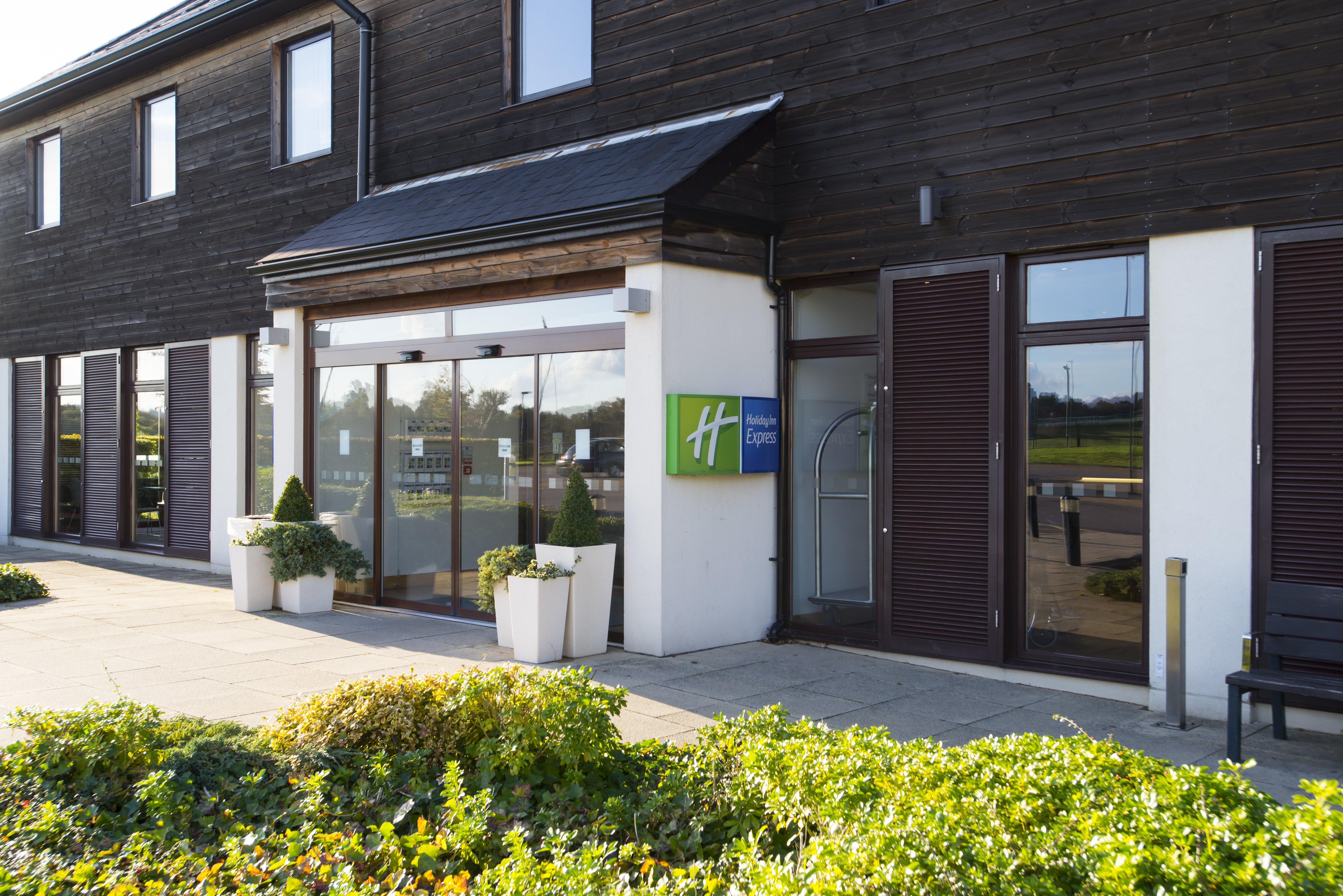 Holiday Inn Express London - Epsom Downs By Ihg Eksteriør bilde