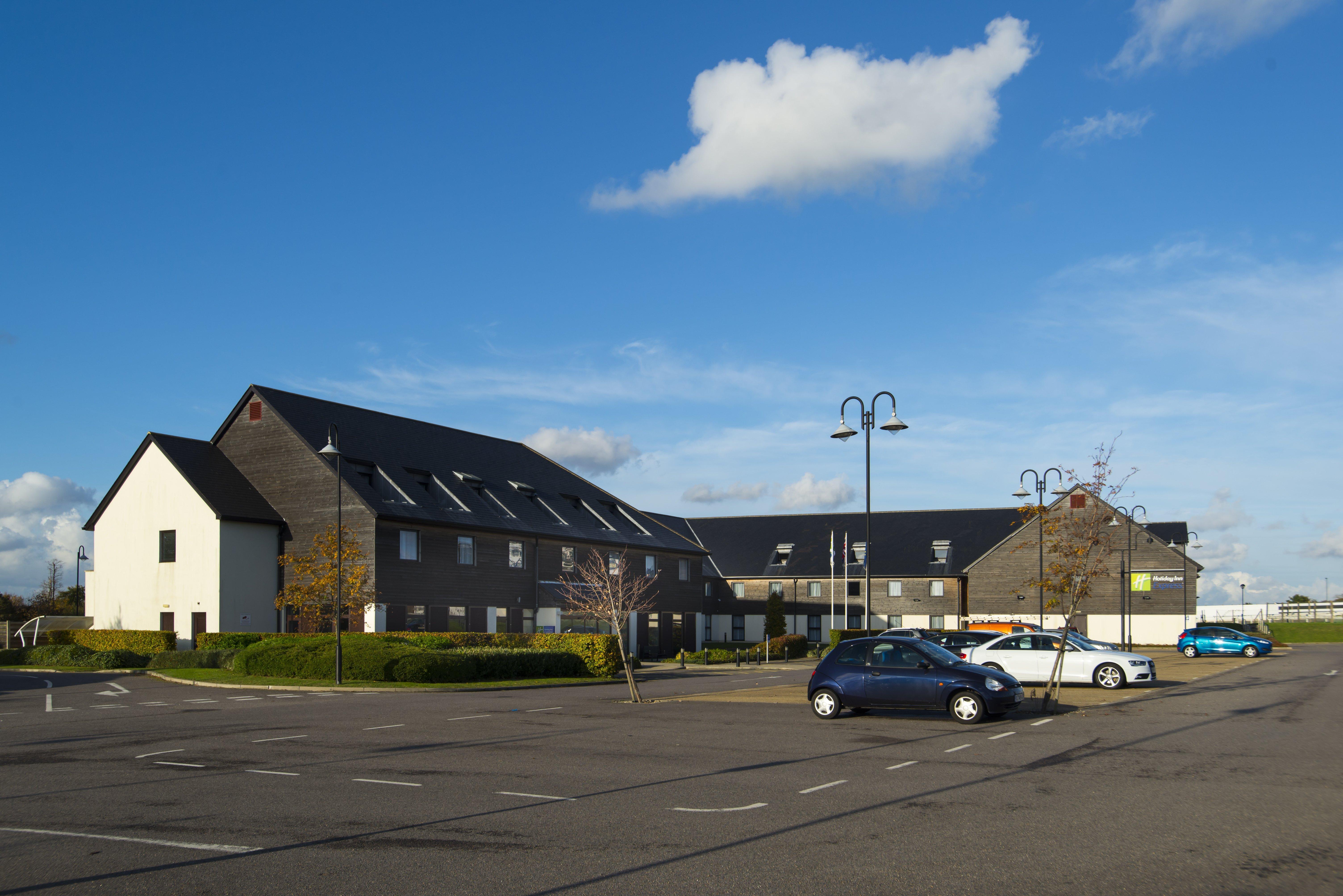 Holiday Inn Express London - Epsom Downs By Ihg Eksteriør bilde
