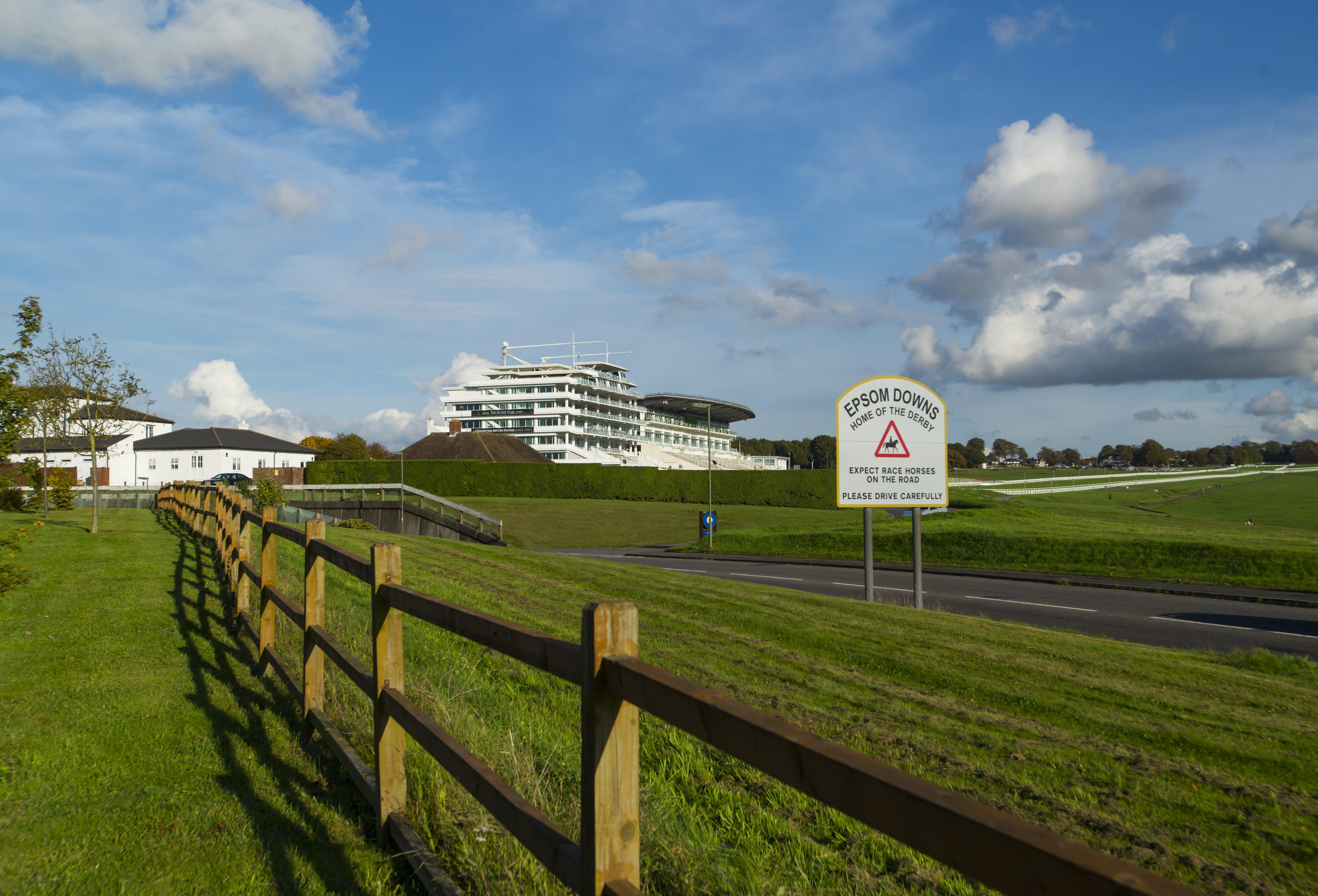Holiday Inn Express London - Epsom Downs By Ihg Eksteriør bilde