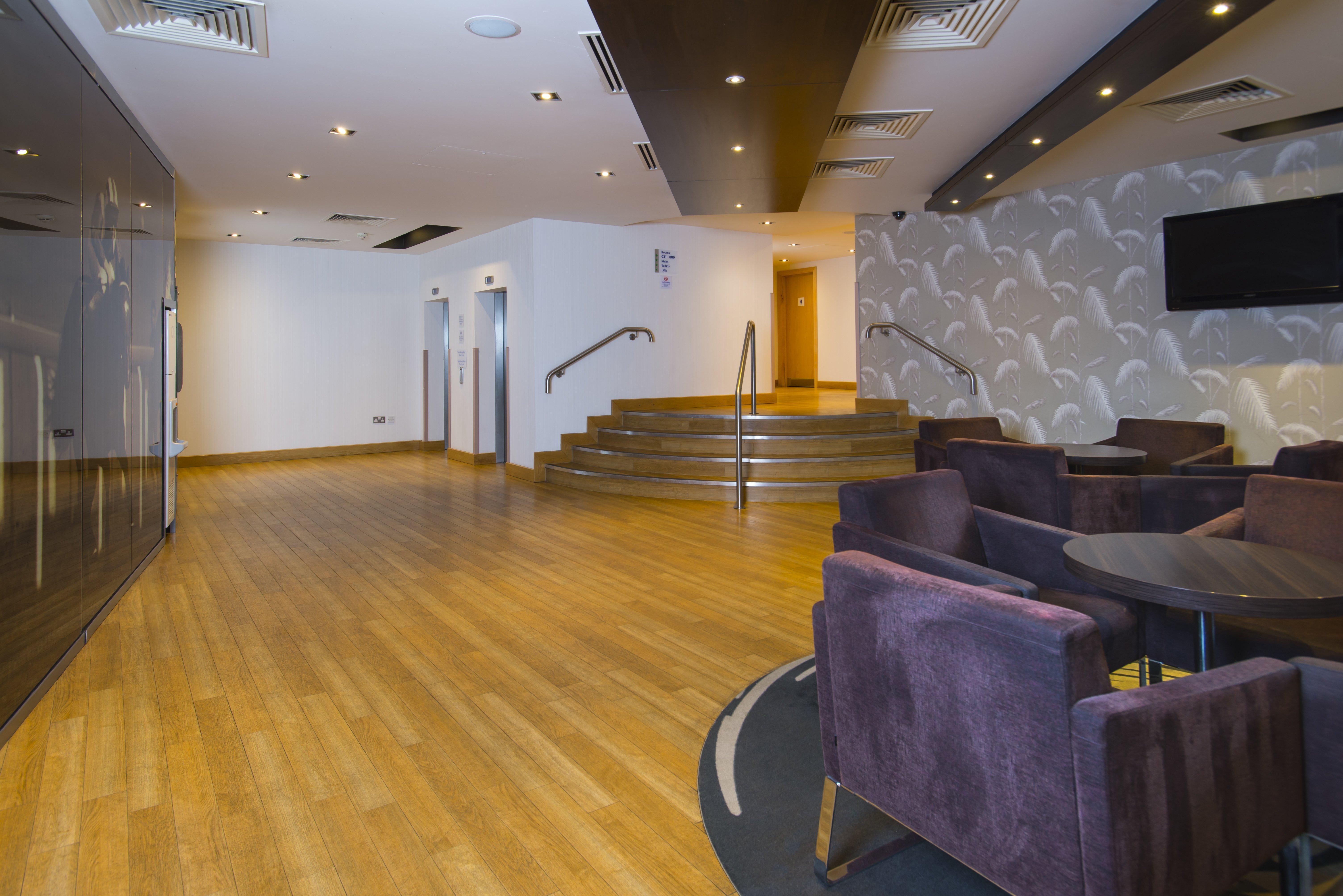 Holiday Inn Express London - Epsom Downs By Ihg Eksteriør bilde