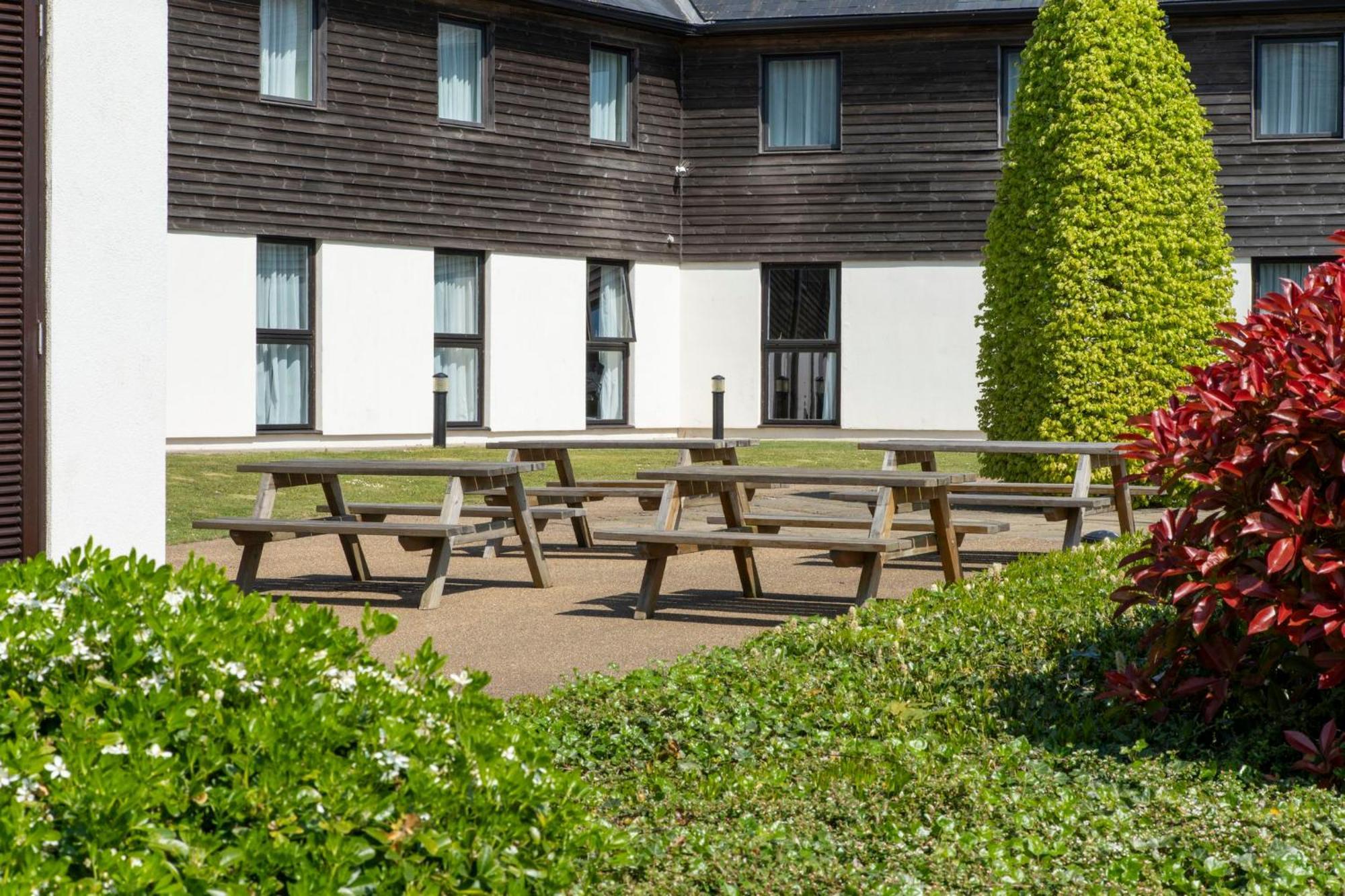 Holiday Inn Express London - Epsom Downs By Ihg Eksteriør bilde