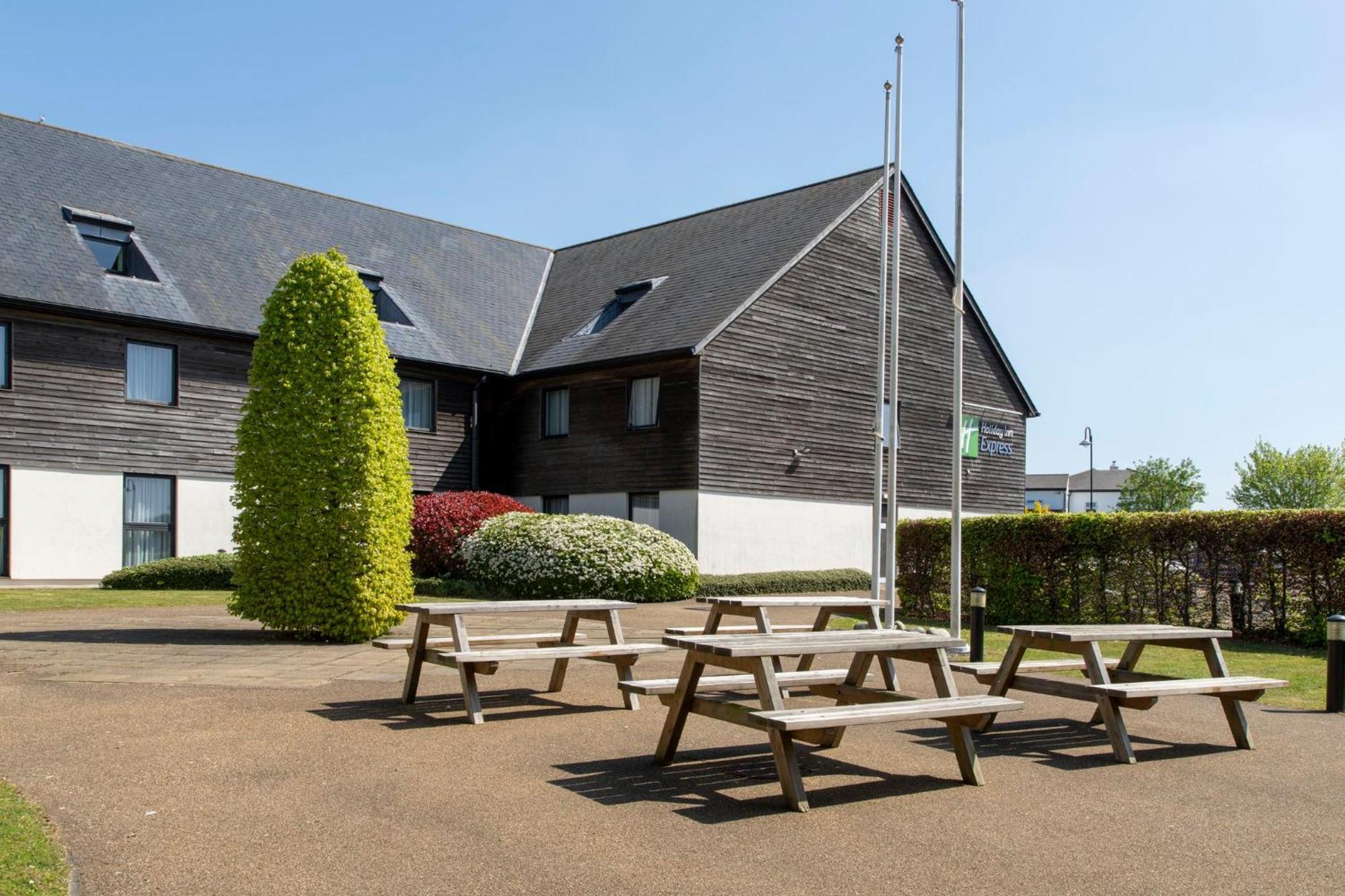 Holiday Inn Express London - Epsom Downs By Ihg Eksteriør bilde