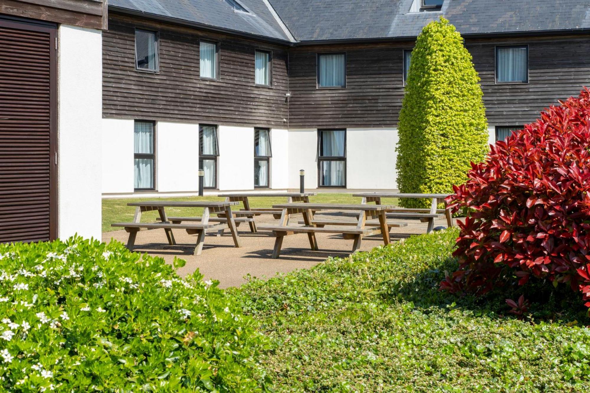 Holiday Inn Express London - Epsom Downs By Ihg Eksteriør bilde