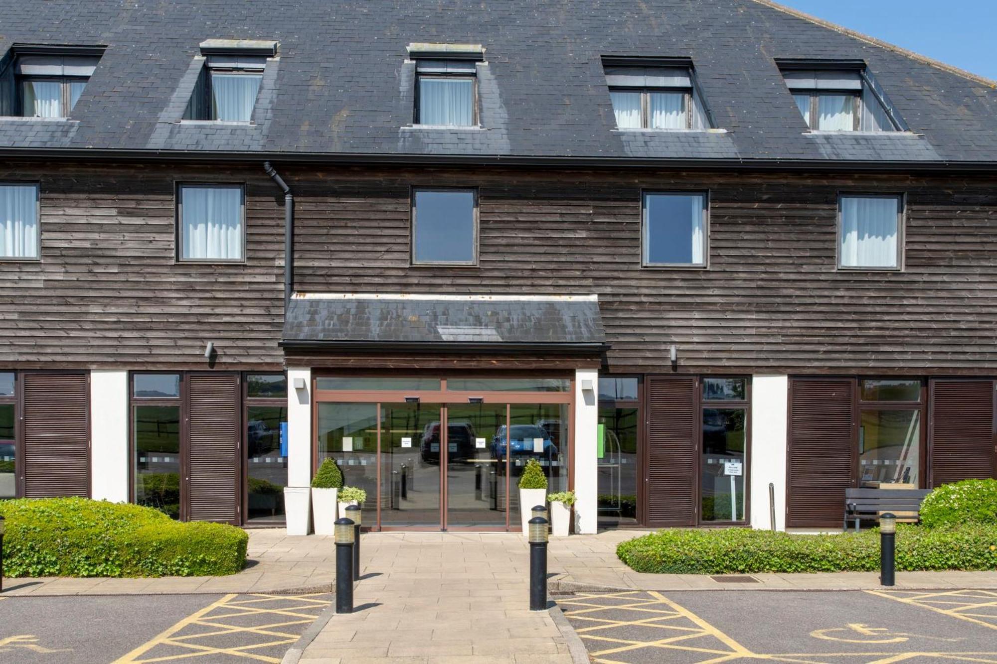 Holiday Inn Express London - Epsom Downs By Ihg Eksteriør bilde
