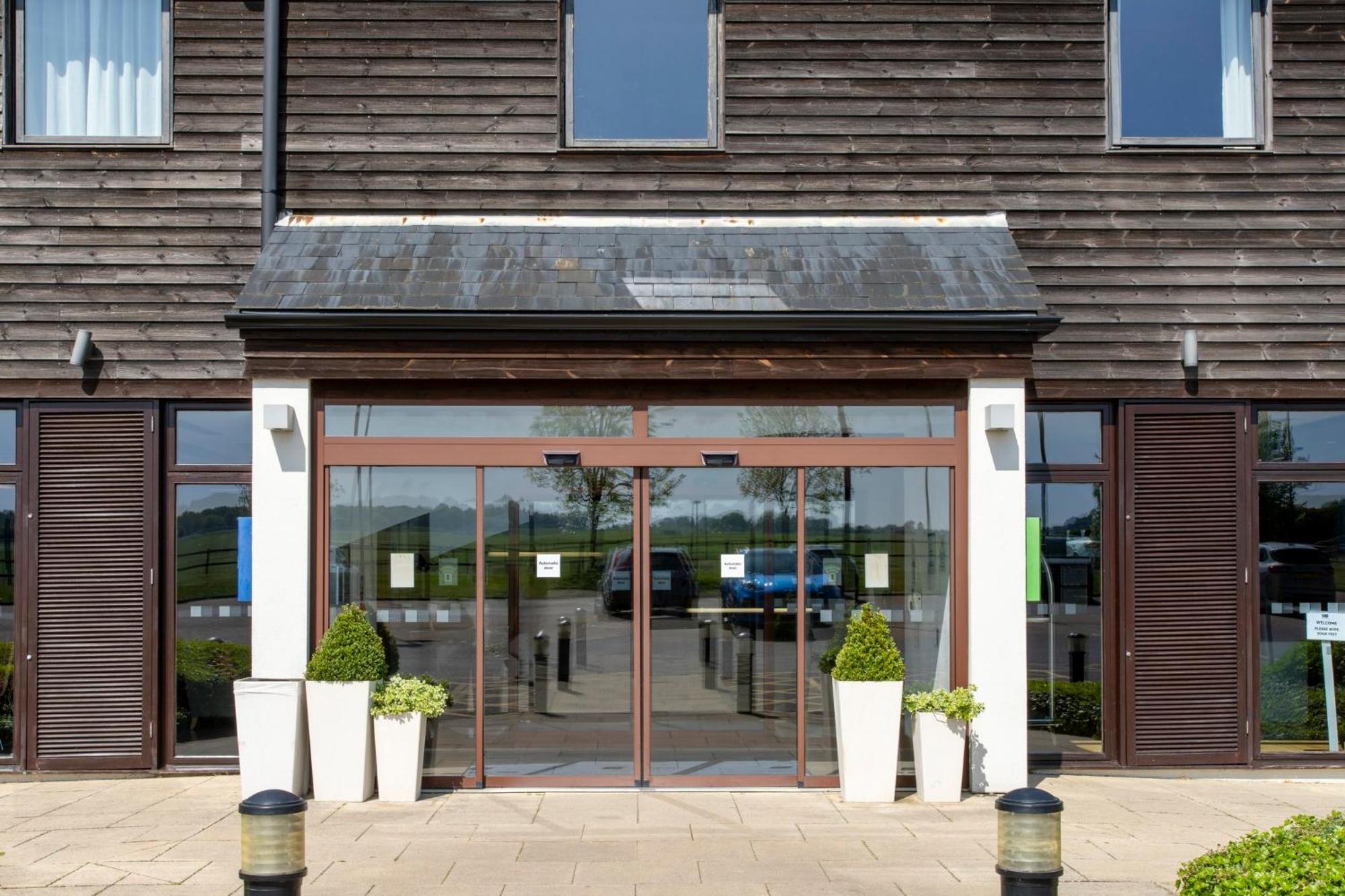 Holiday Inn Express London - Epsom Downs By Ihg Eksteriør bilde