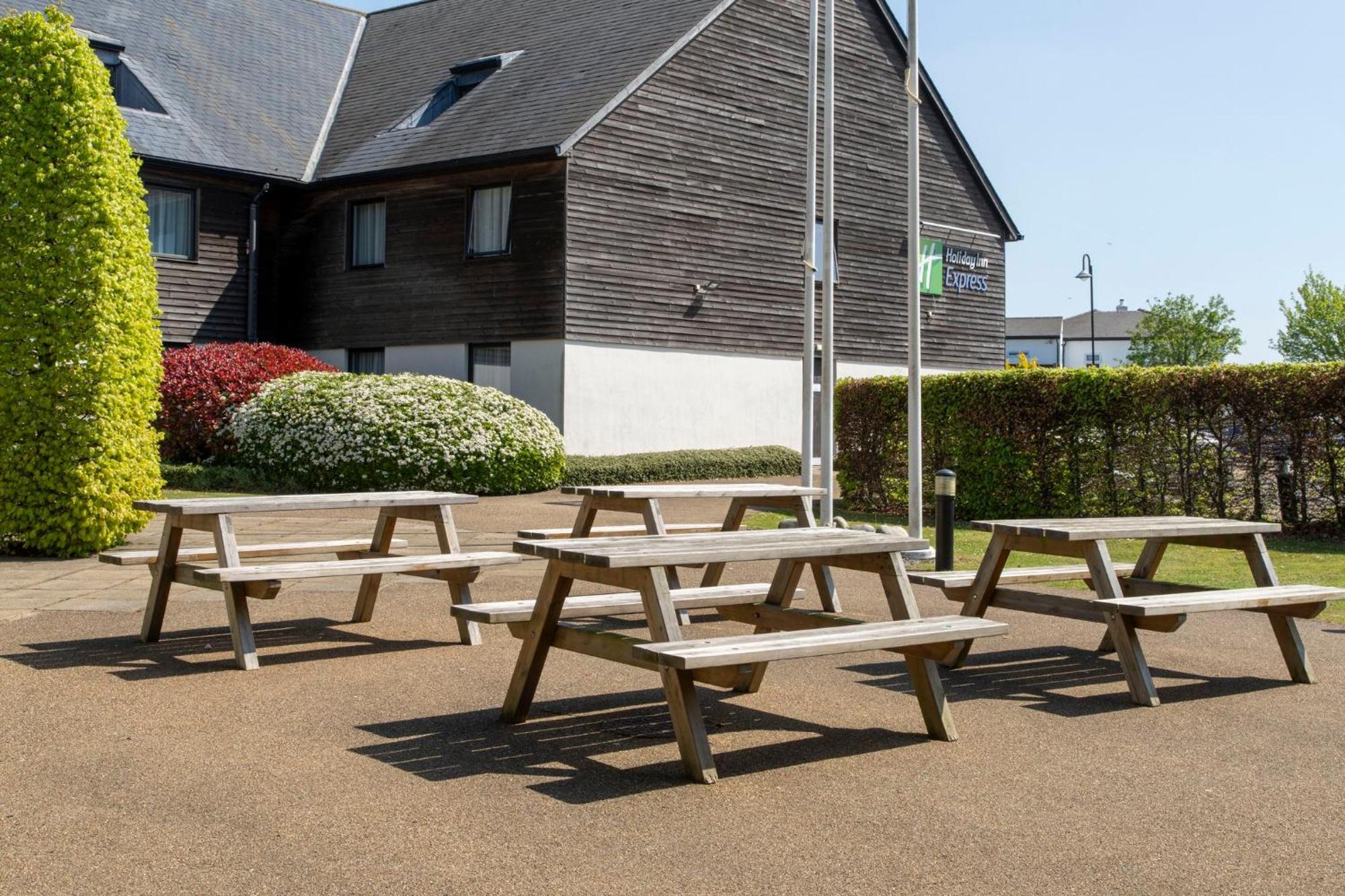 Holiday Inn Express London - Epsom Downs By Ihg Eksteriør bilde