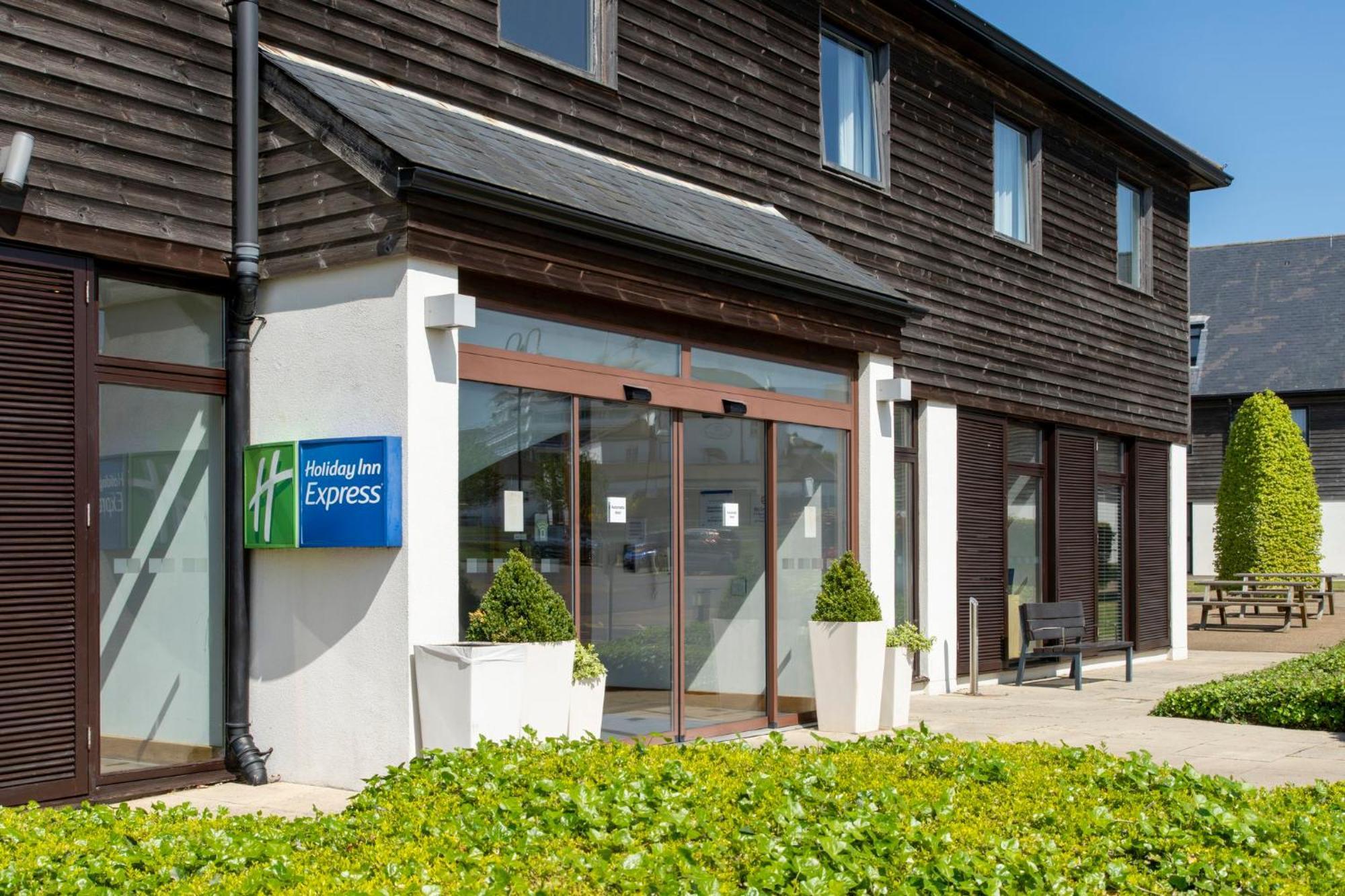 Holiday Inn Express London - Epsom Downs By Ihg Eksteriør bilde