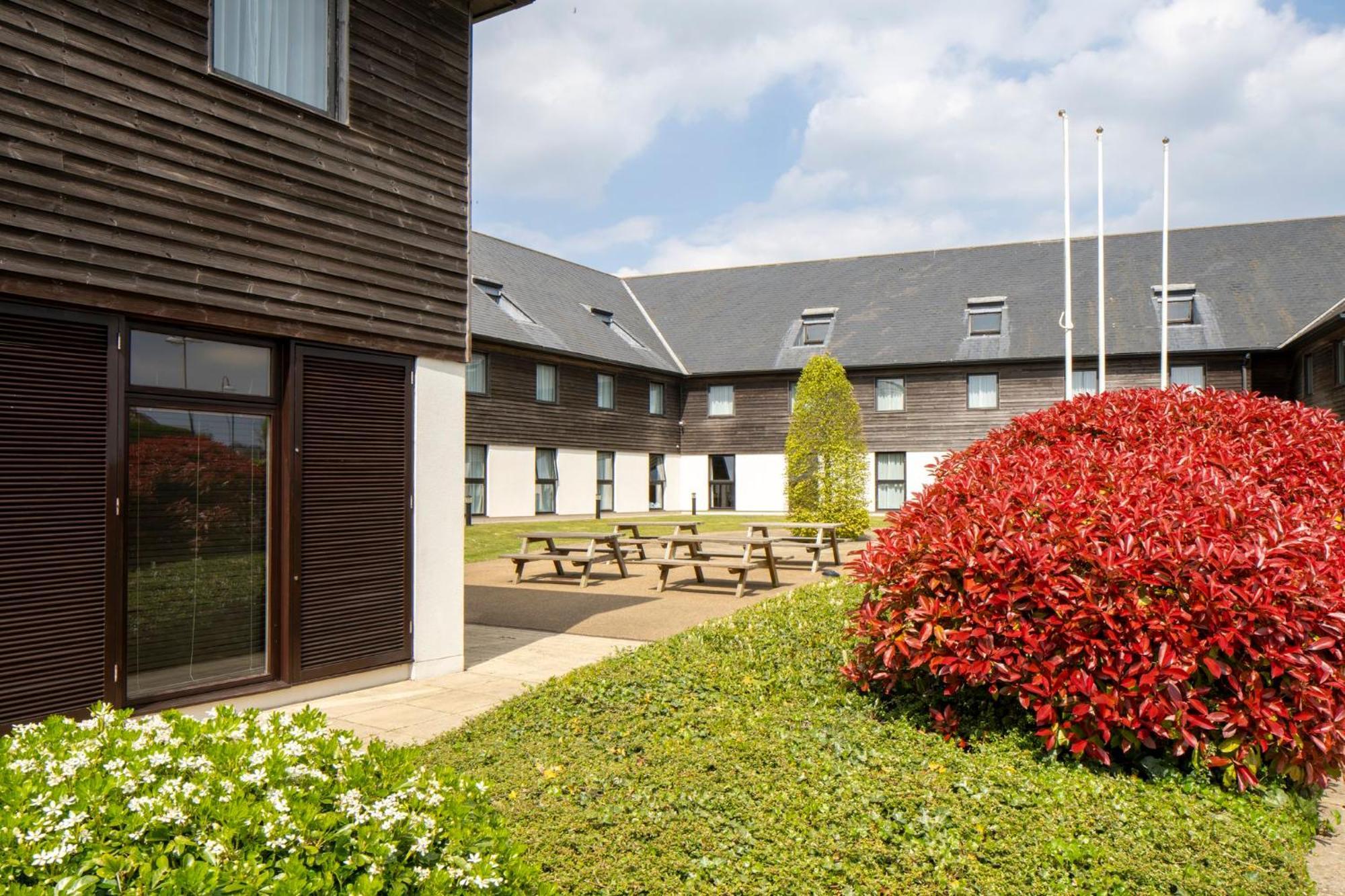 Holiday Inn Express London - Epsom Downs By Ihg Eksteriør bilde
