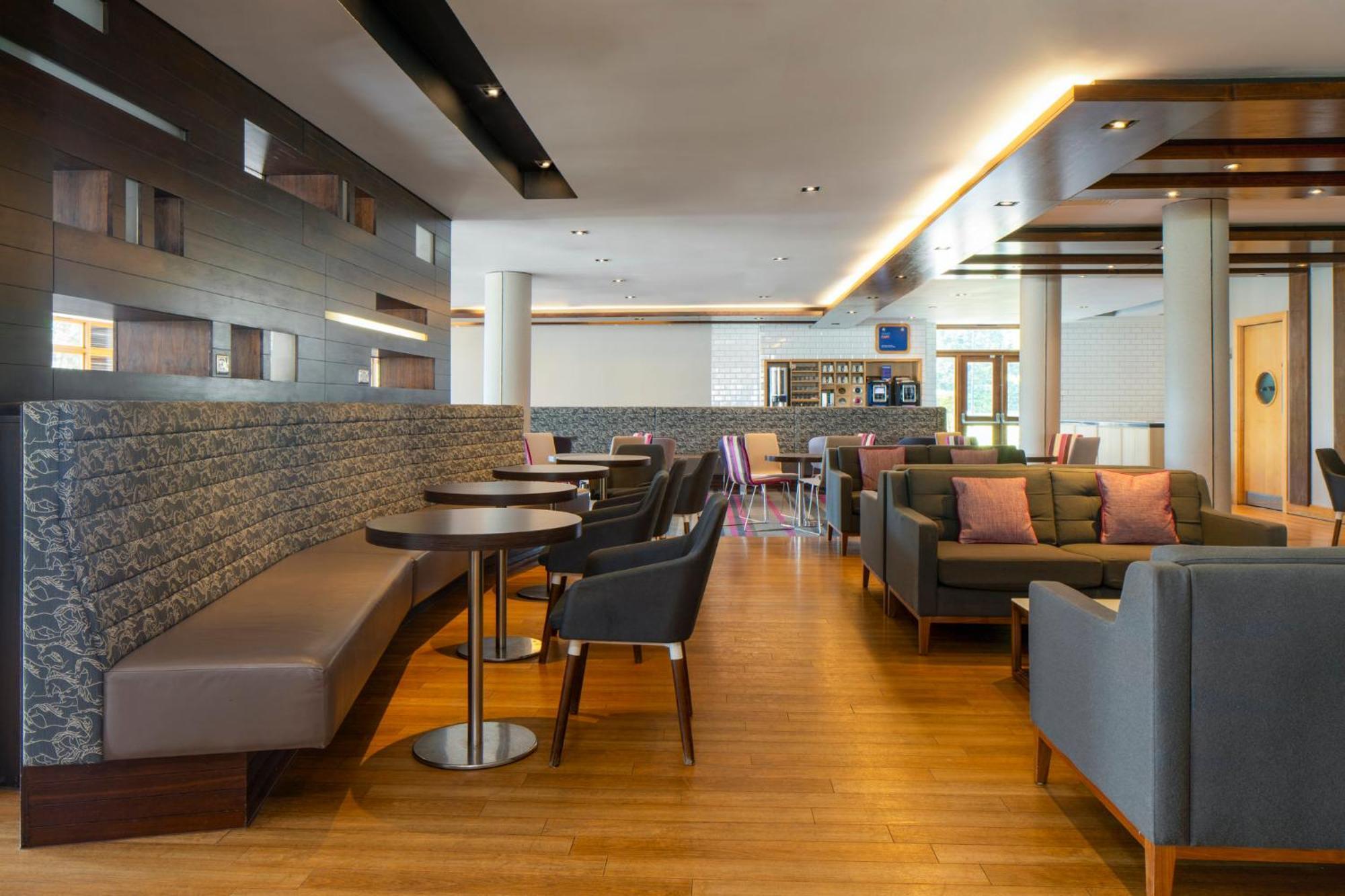 Holiday Inn Express London - Epsom Downs By Ihg Eksteriør bilde