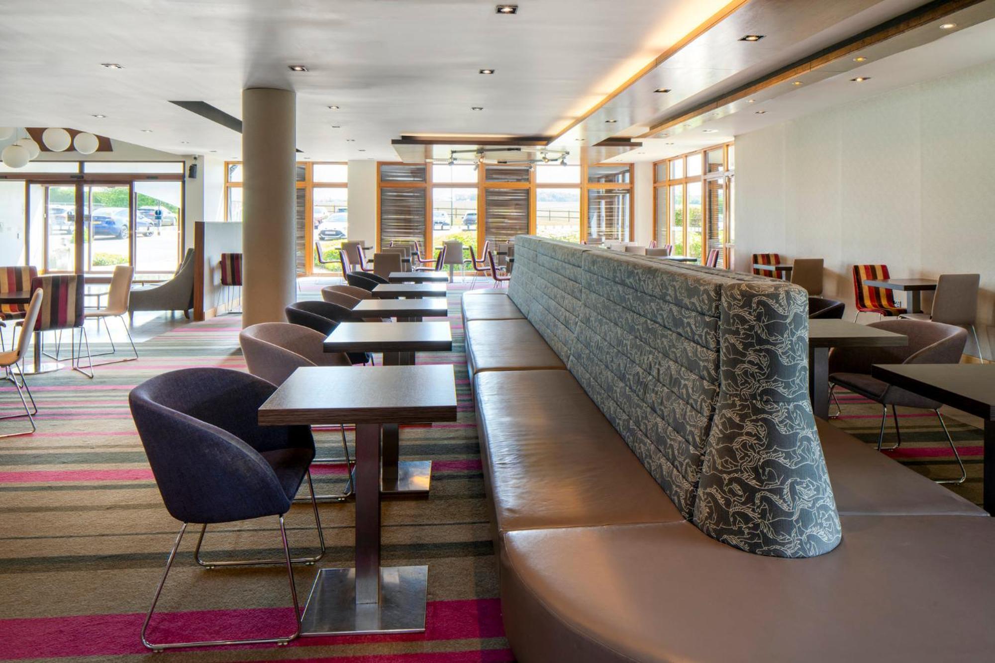 Holiday Inn Express London - Epsom Downs By Ihg Eksteriør bilde