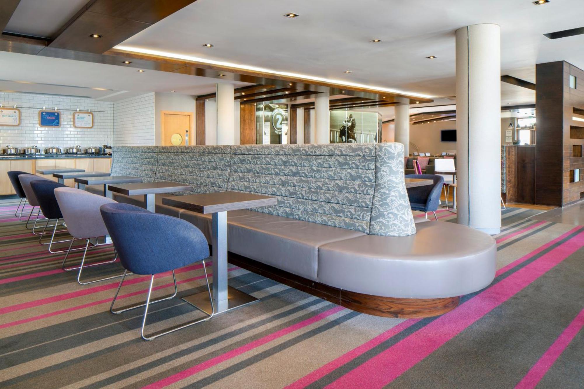 Holiday Inn Express London - Epsom Downs By Ihg Eksteriør bilde